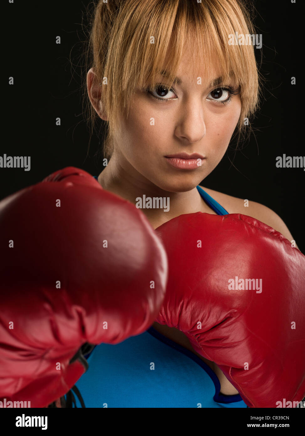 Boxer femmina con red guantoni da pugilato. Foto Stock