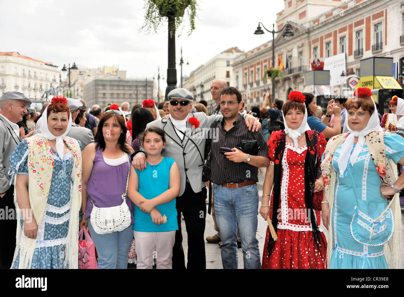 La gente del posto con visitatori provenienti da San Sebastian, Paese Basco, la Puerta del Sol di Madrid, Spagna, Europa Foto Stock