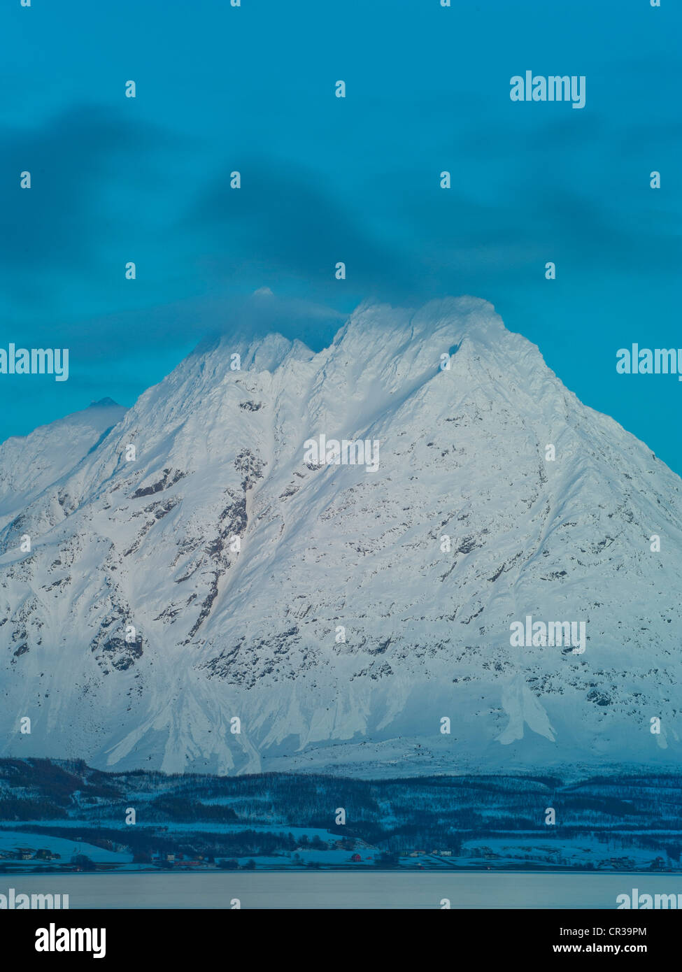 Alpi Lyngs sull isola di Svendby in Norvegia Foto Stock