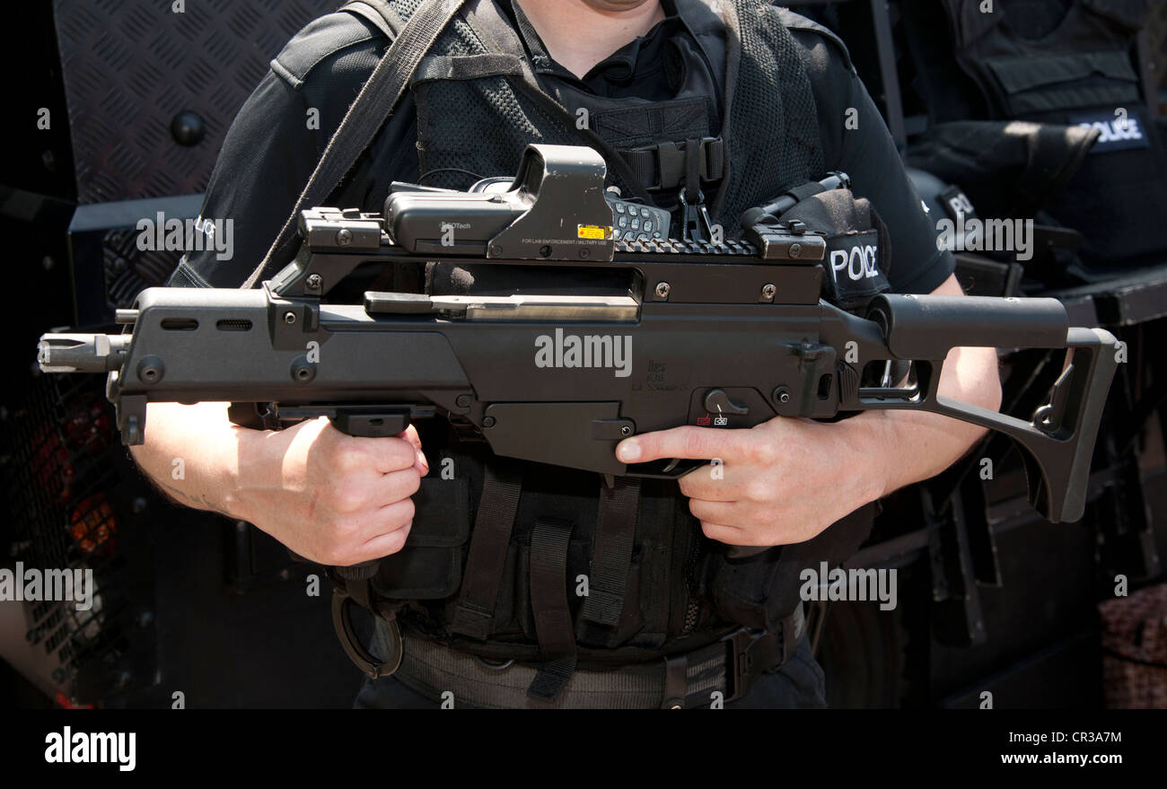 Hampshire, Inghilterra, Giugno 2012. Armi da fuoco di polizia officer armati con Heckler e Koch G36C fucile da assalto Eotech con dispositivo di puntamento. Foto Stock