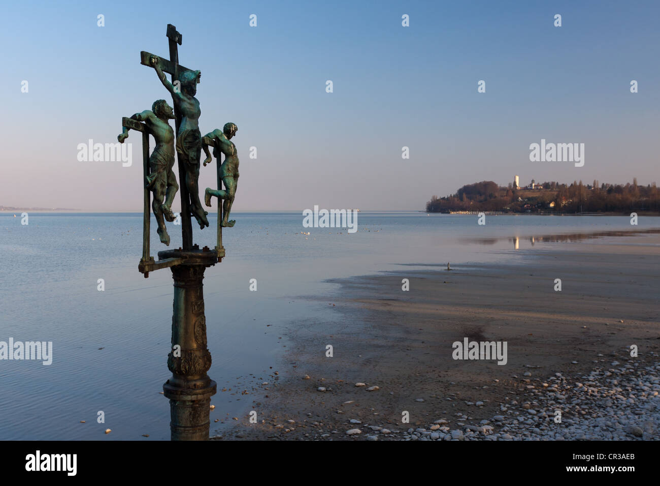 Gruppo della crocifissione " Cristo inchiodato alla croce' all'ingresso Insel Isola di Mainau, vista sul lago di Costanza verso Foto Stock