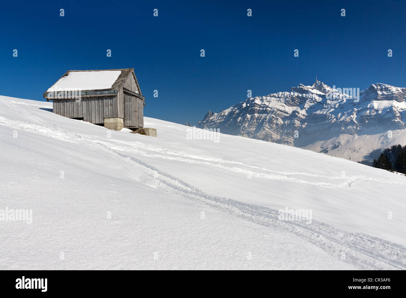 Piccolo Rifugio sull'Alp Spicher pascolo, dietro il massiccio Saentis, cantone di Appenzell Ausserrhoden., Svizzera, Europa Foto Stock