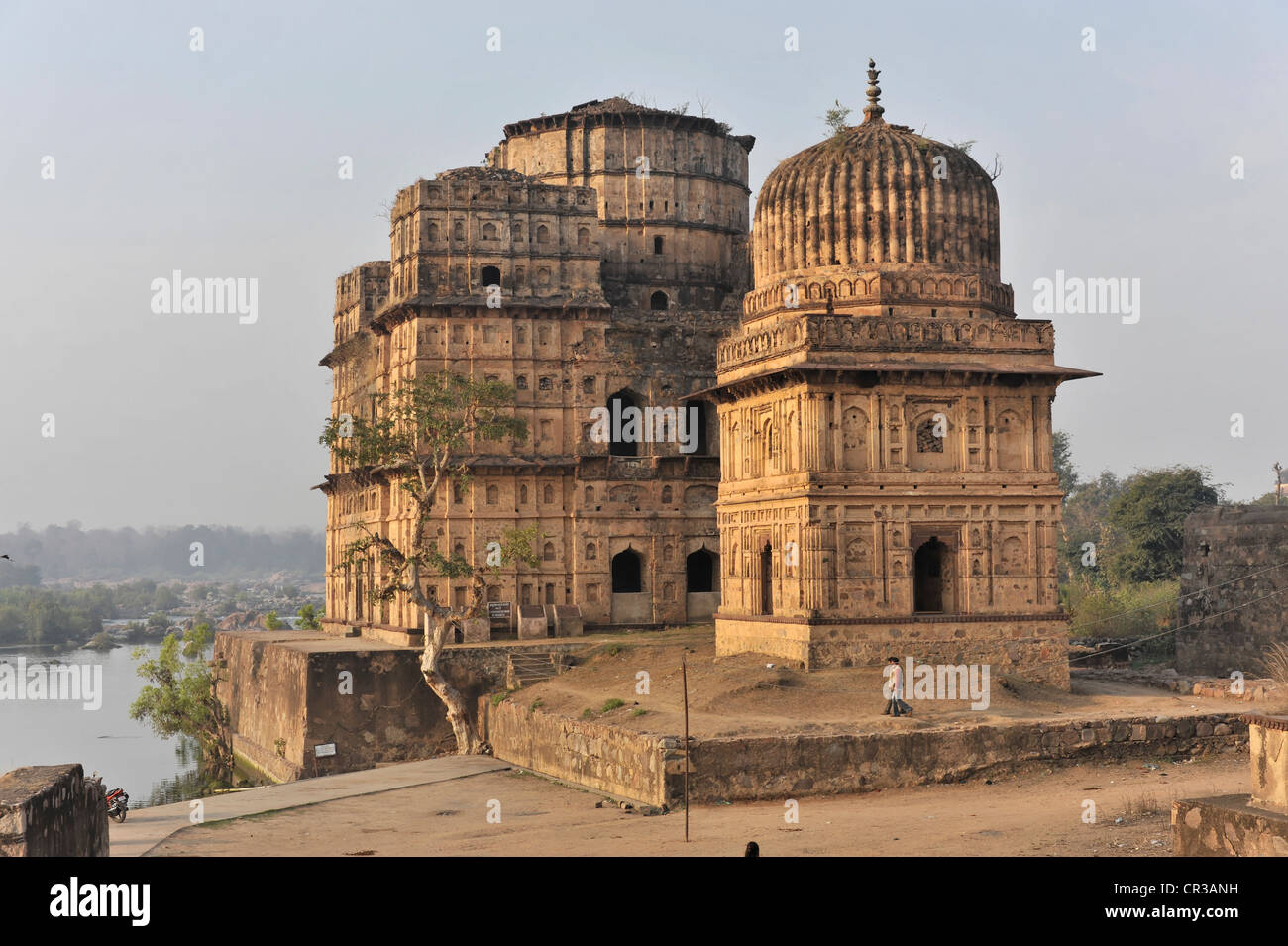 Palazzo sul fiume Betwa, Orchha, Madhya Pradesh, India del Nord, India, Asia Foto Stock