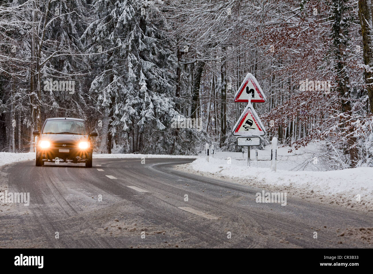 Segno, curve, il pericolo di sbandamento, auto su una strada in inverno, Baden-Wuerttemberg, Germania, Europa Foto Stock
