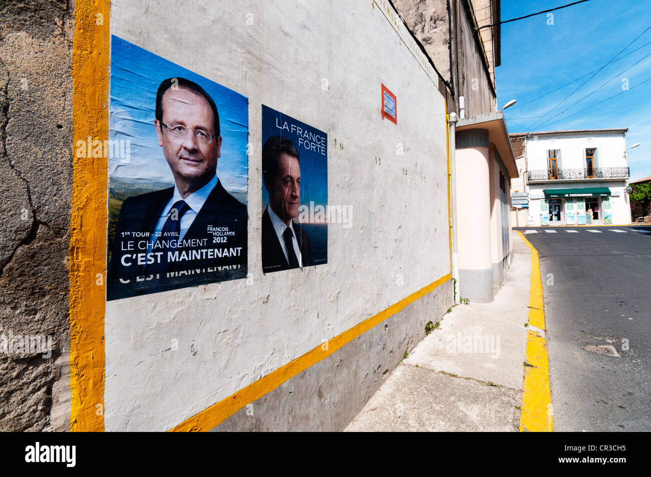 I manifesti politici incollato su una parete in un piccolo villaggio francese. Foto Stock