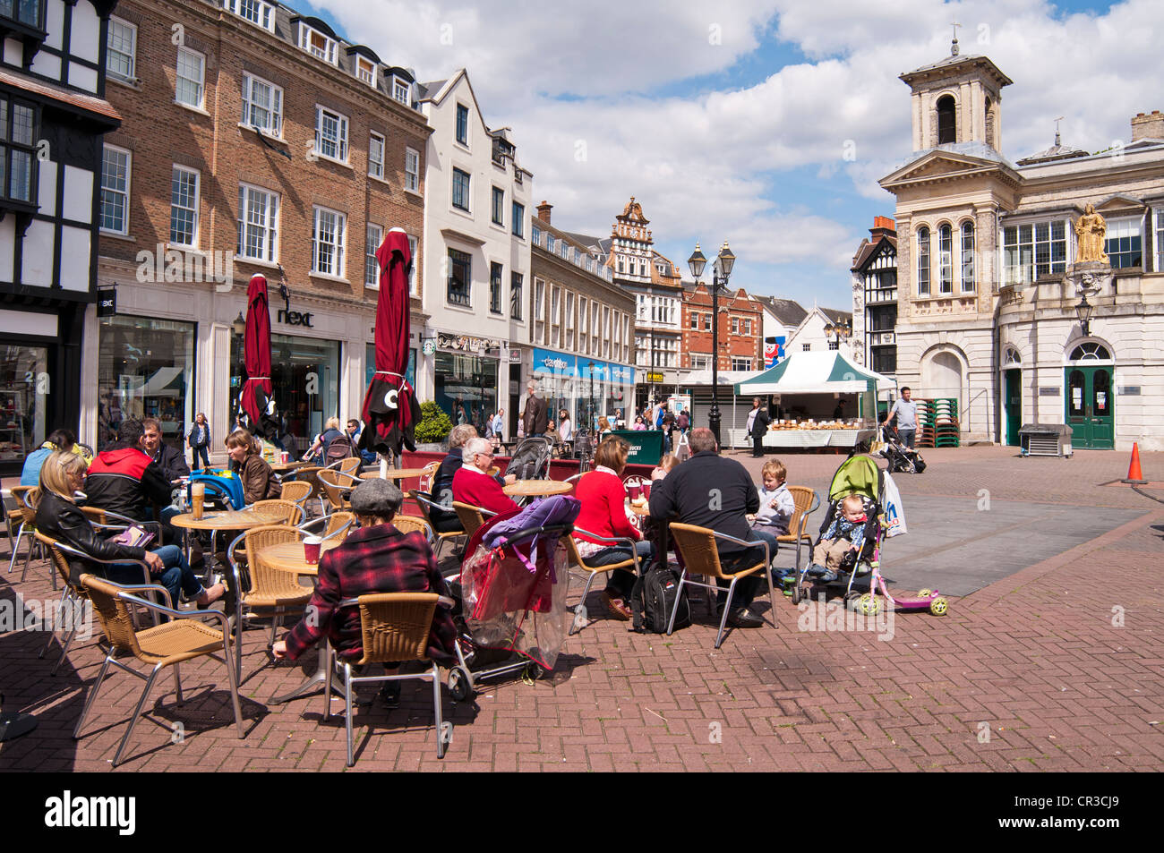 Le persone che si godono la mattina di sole in Pavement Cafe, luogo di mercato, Kingston upon Thames, Surrey, Regno Unito Foto Stock