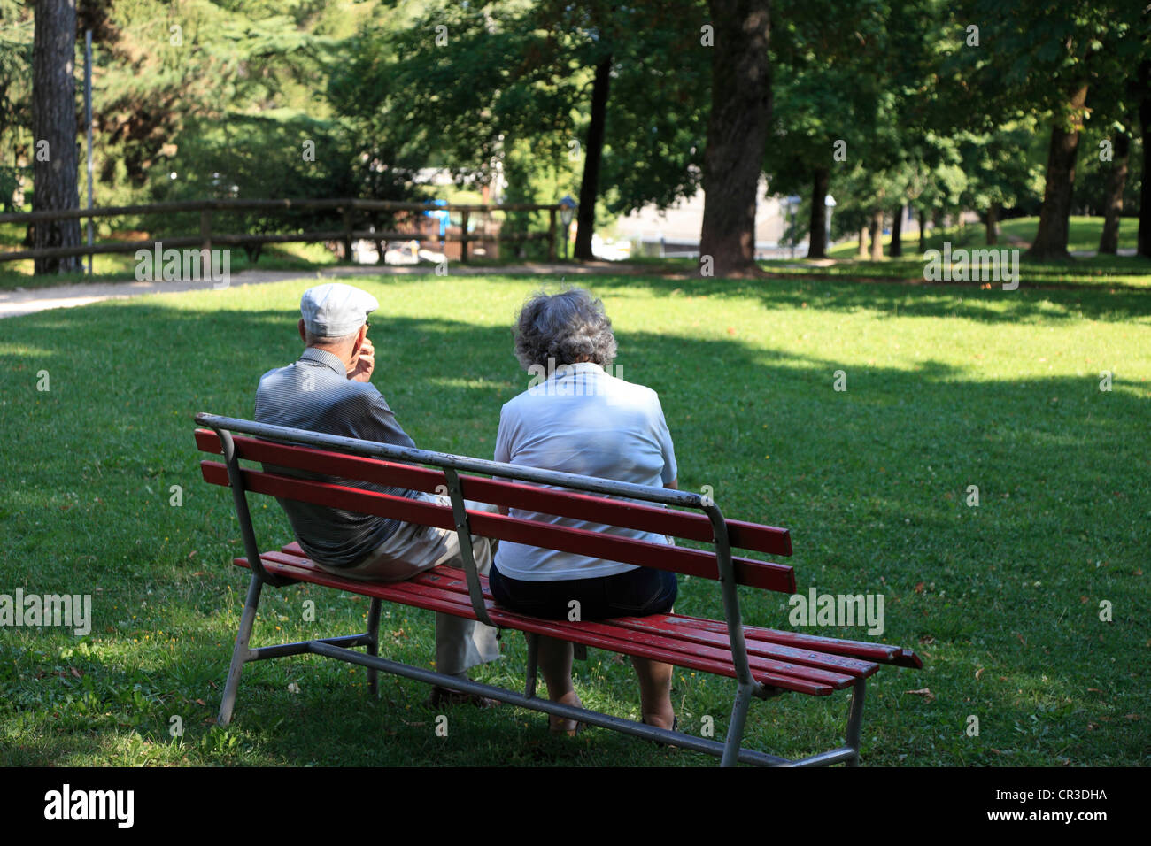 Coppia di anziani presso il parco di Cavalese Foto Stock