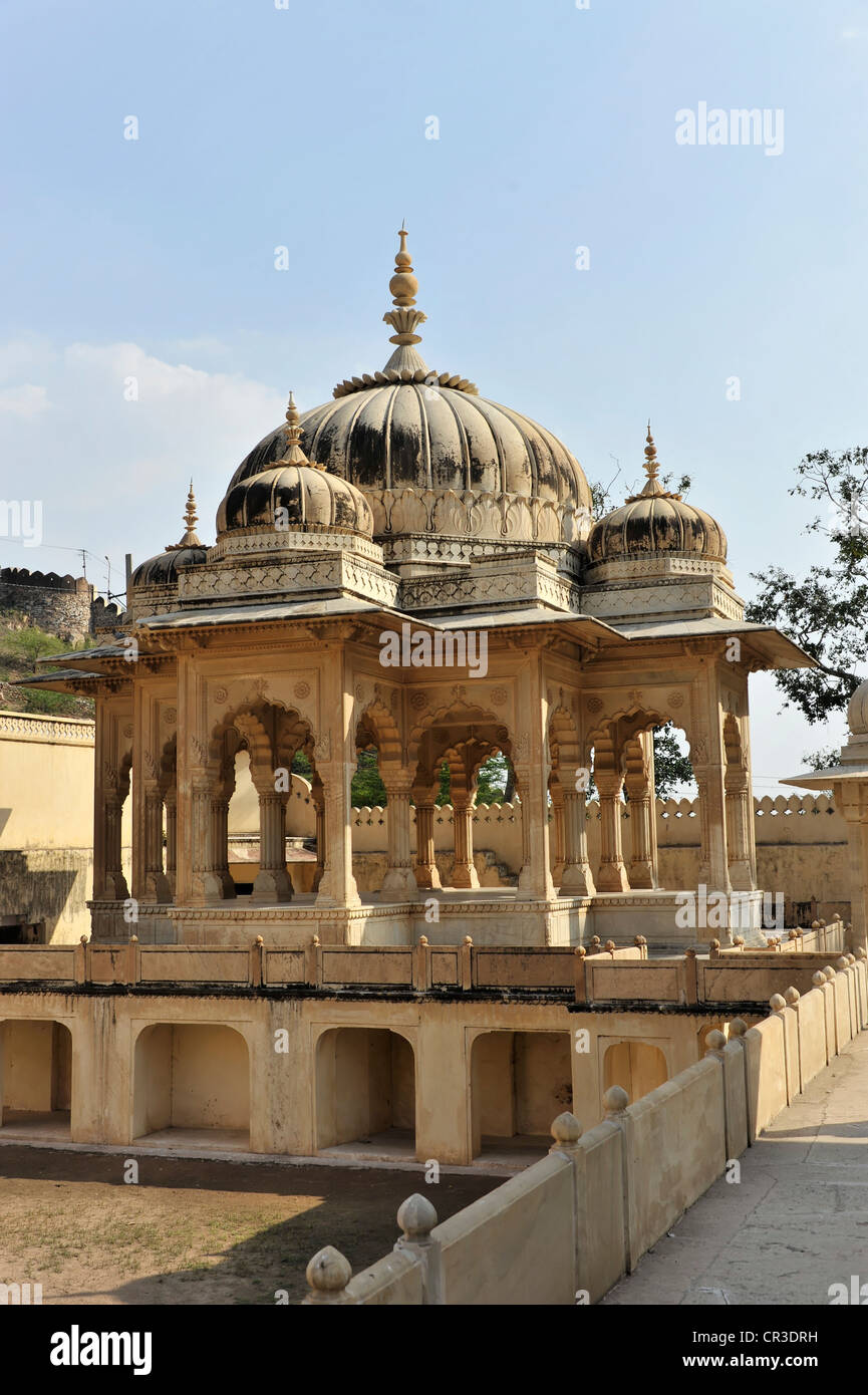 Chhatri di Gaitor, tomba della famiglia reale, Jaipur, Rajasthan, India, Asia Foto Stock