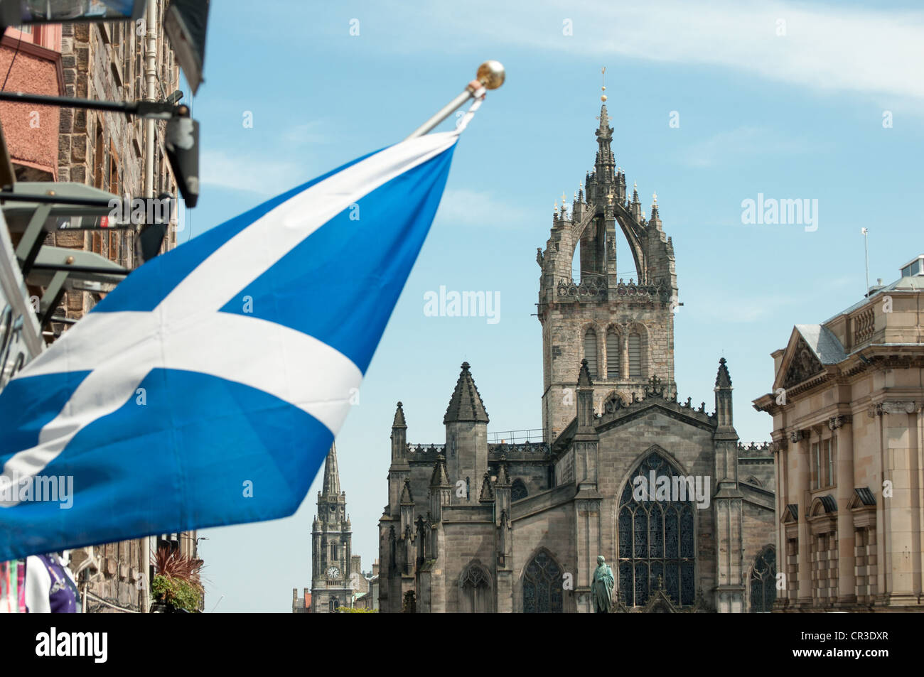 Lo scozzese si intraversa con St Giles Church in background Foto Stock