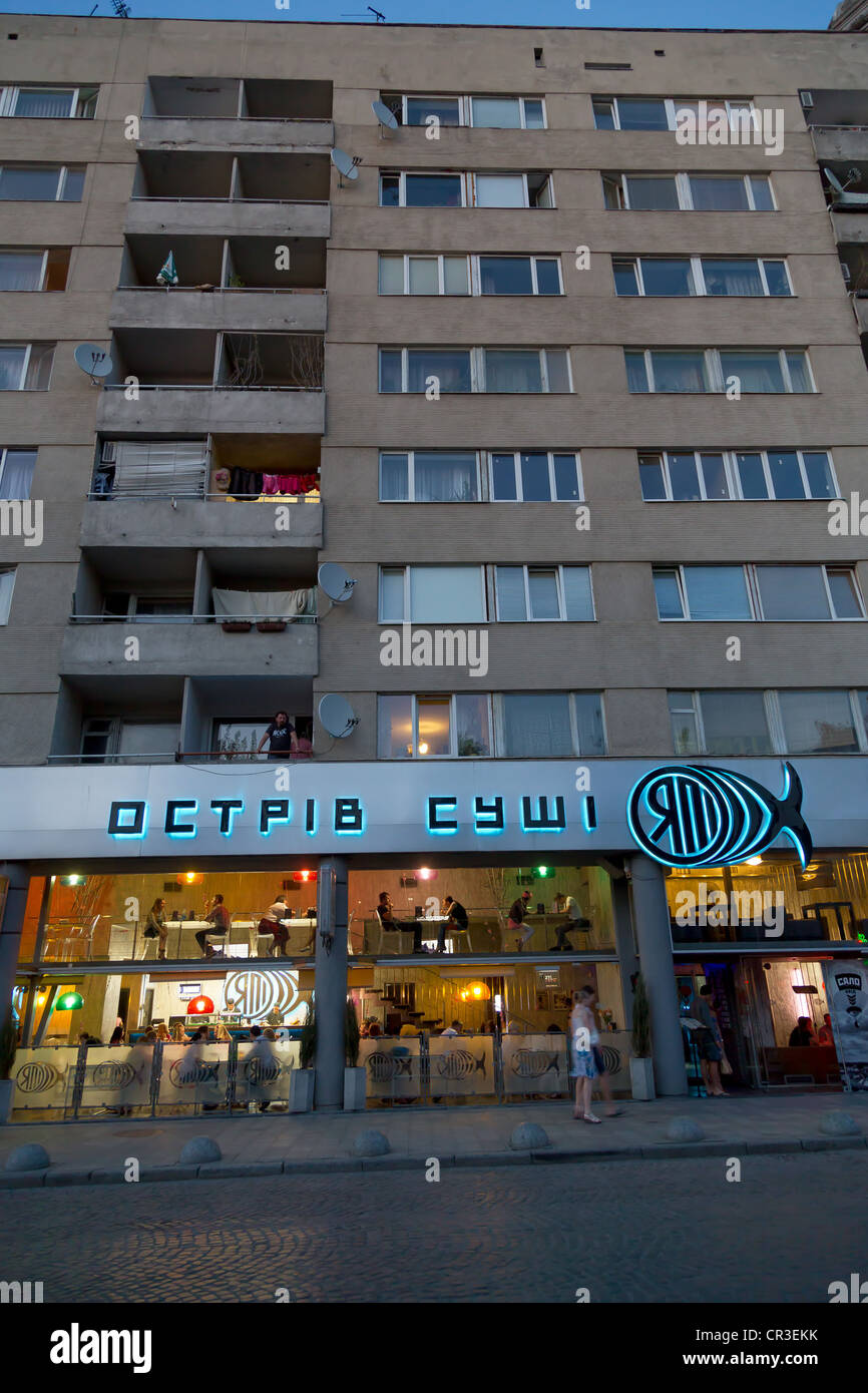 Un ristorante di pesce sotto un socialista lo stile di un edificio a più piani, Lviv, Ucraina Foto Stock