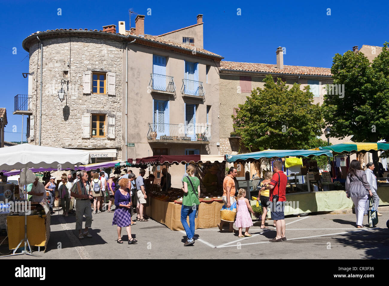 Francia, Vaucluse, Sault, mercato settimanale ha luogo il mercoledì in centro storico dal 1515 Foto Stock