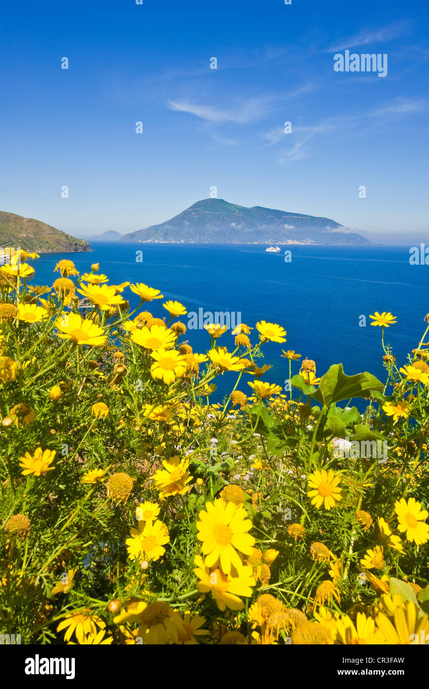 L'Italia, Sicilia e Isole Eolie Patrimonio Mondiale dell'UNESCO, Filicudi, vista da Lipari sulle alture di Acquacalda Foto Stock