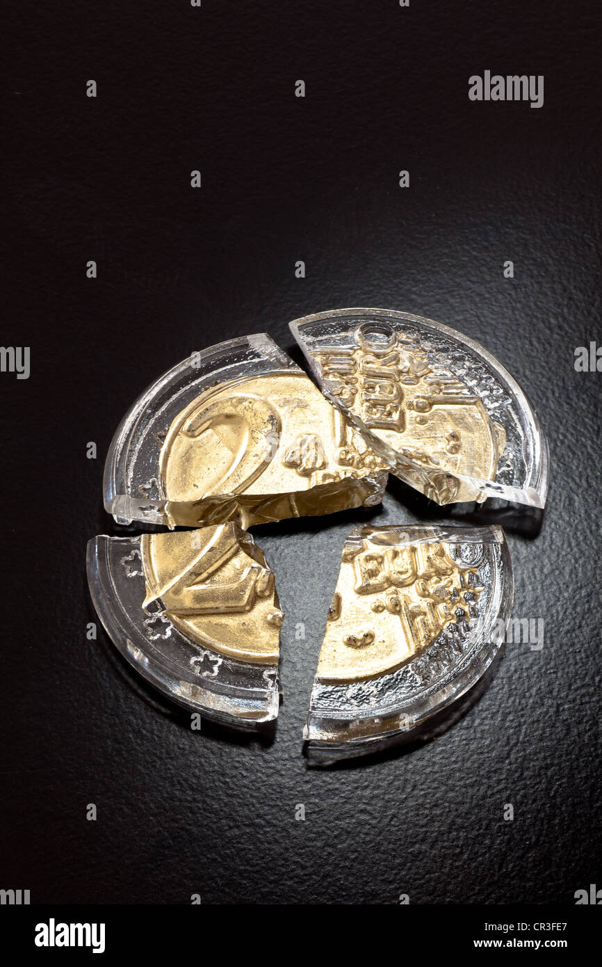 Unmatching frammenti di vetro 2 monete in euro che non può essere rimesso insieme come l'euro economia che sembrano impossibili da risolvere Foto Stock