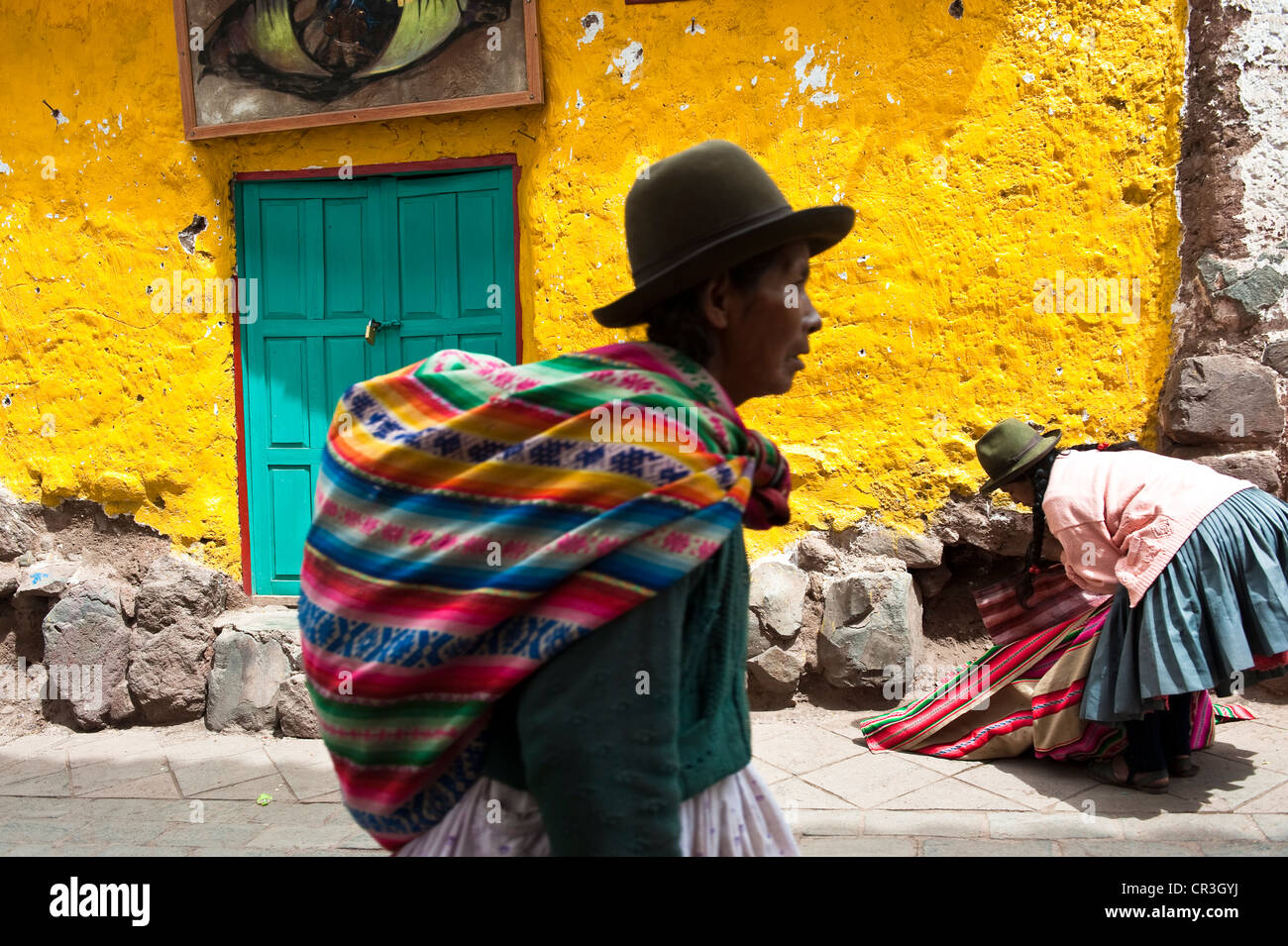 Il Perù, Provincia di Cuzco, Inca Sacred Valley, Pisac, Indiani Quechua andare al mercato Foto Stock