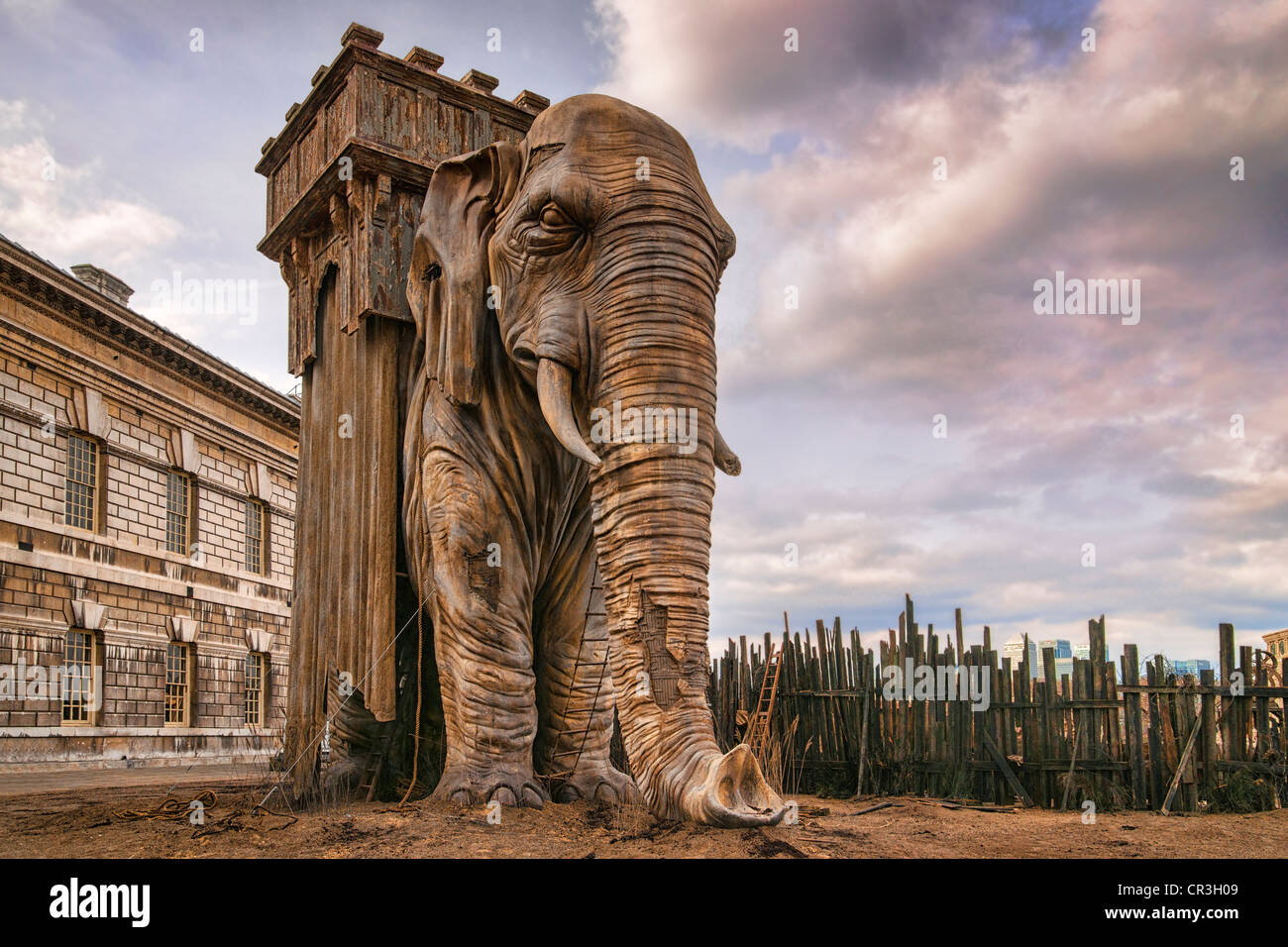 La replica della 'Elephant della Bastille, un monumento a Parigi 1813-1846. Set cinematografico all università di Greenwich per 'Les Misérables' Foto Stock