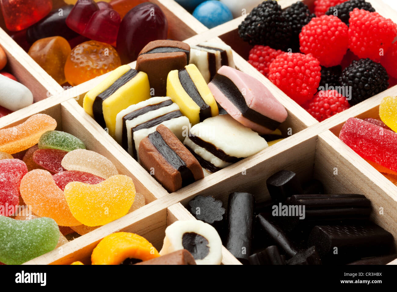 Assortimento di caramelle gommose e liquirizia caramelle in scatola di  legno Foto stock - Alamy