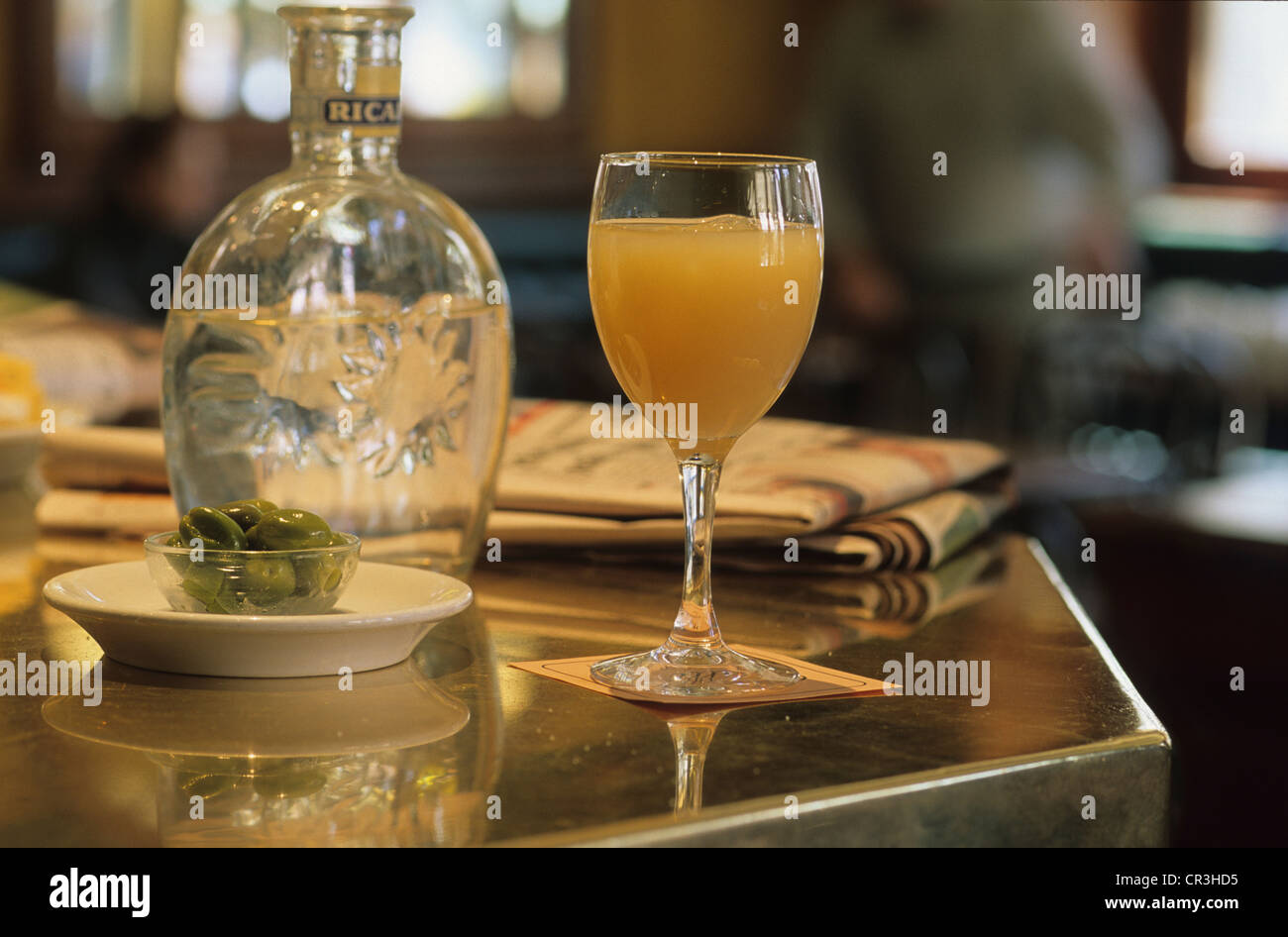 Francia, Bouches du Rhone, Le Grillon cafe in Aix en Provence, bevande locali di anisetta Foto Stock