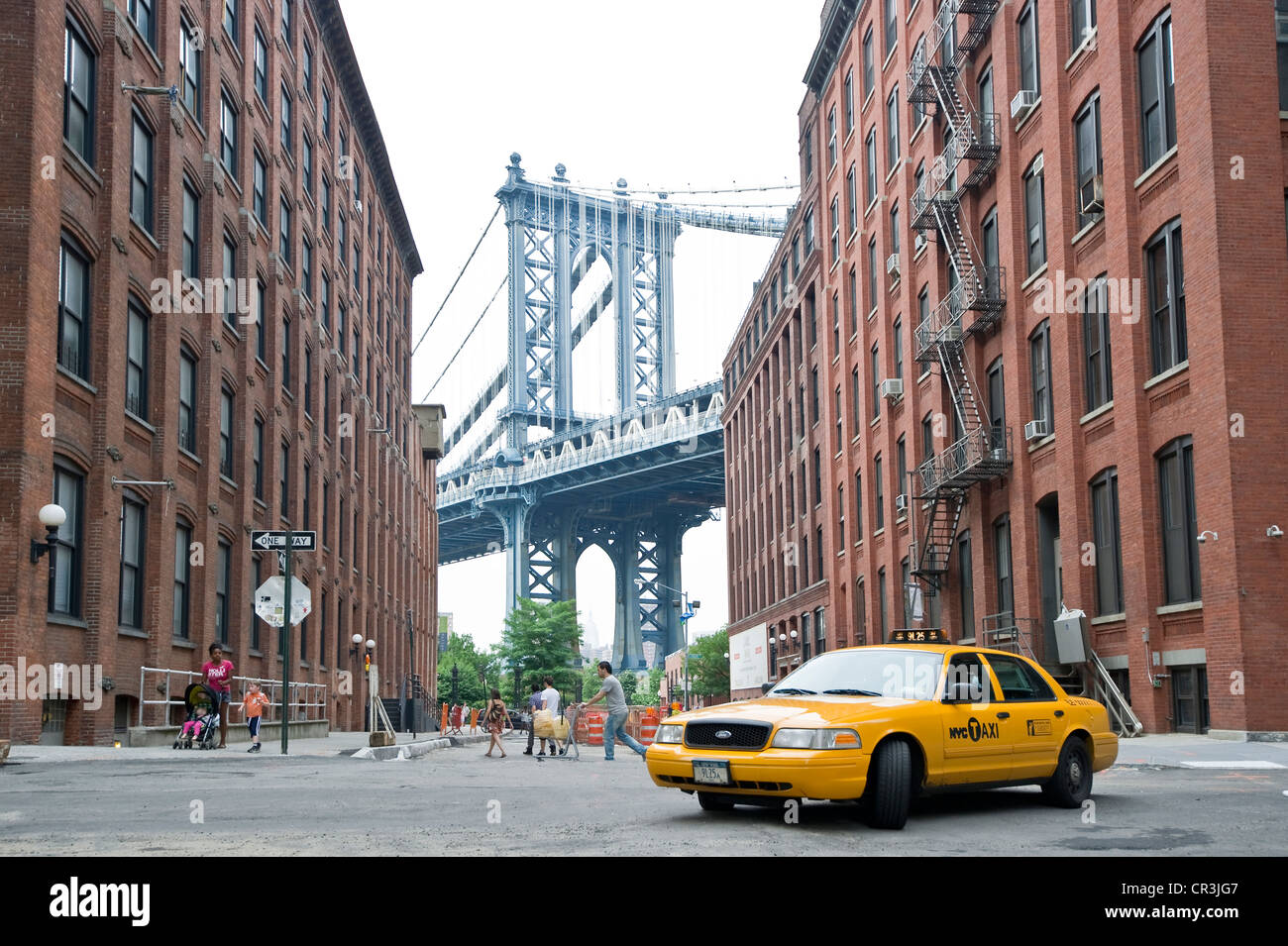 Yellow Cab, Manhattan Bridge, Brooklyn Heights, Brooklyn, New York, Stati Uniti d'America Foto Stock