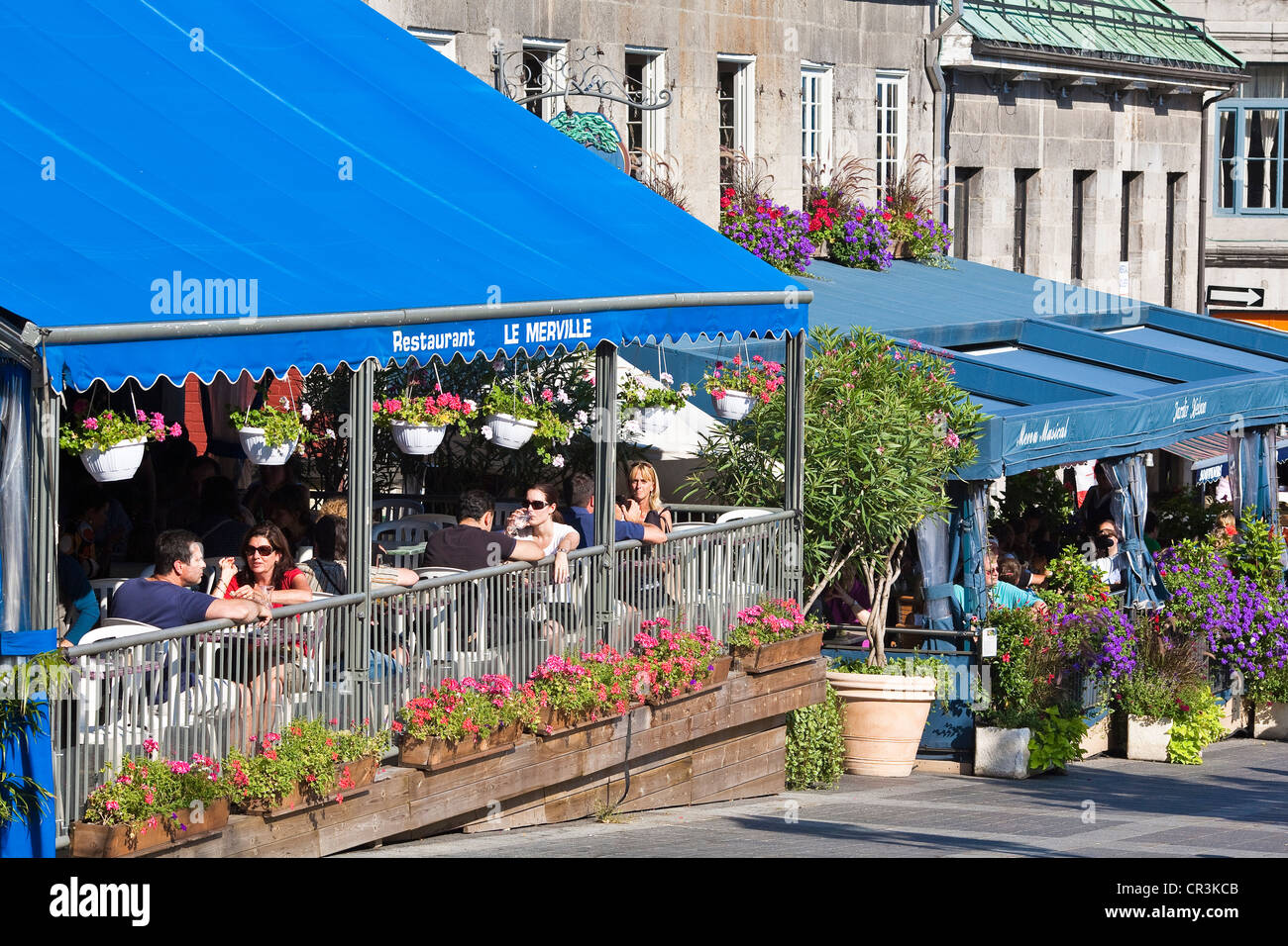 Canada, Provincia di Quebec, Montreal Vieux Montréal (Old Montreal distretto), Place Jacques Cartier e terrazze in estate Foto Stock