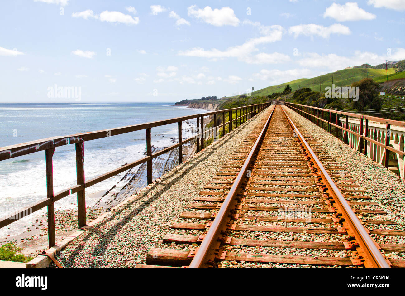 Traliccio ferroviario sulla costa vicino a Santa Barbara in California" Foto Stock