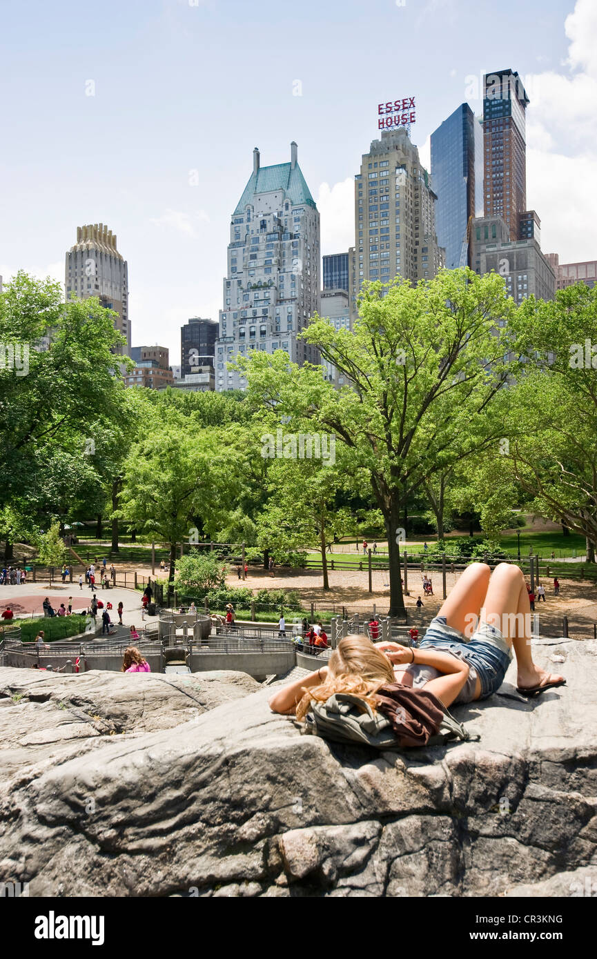 La donna è rilassante nel parco centrale, Manhattan, New York, Stati Uniti d'America Foto Stock