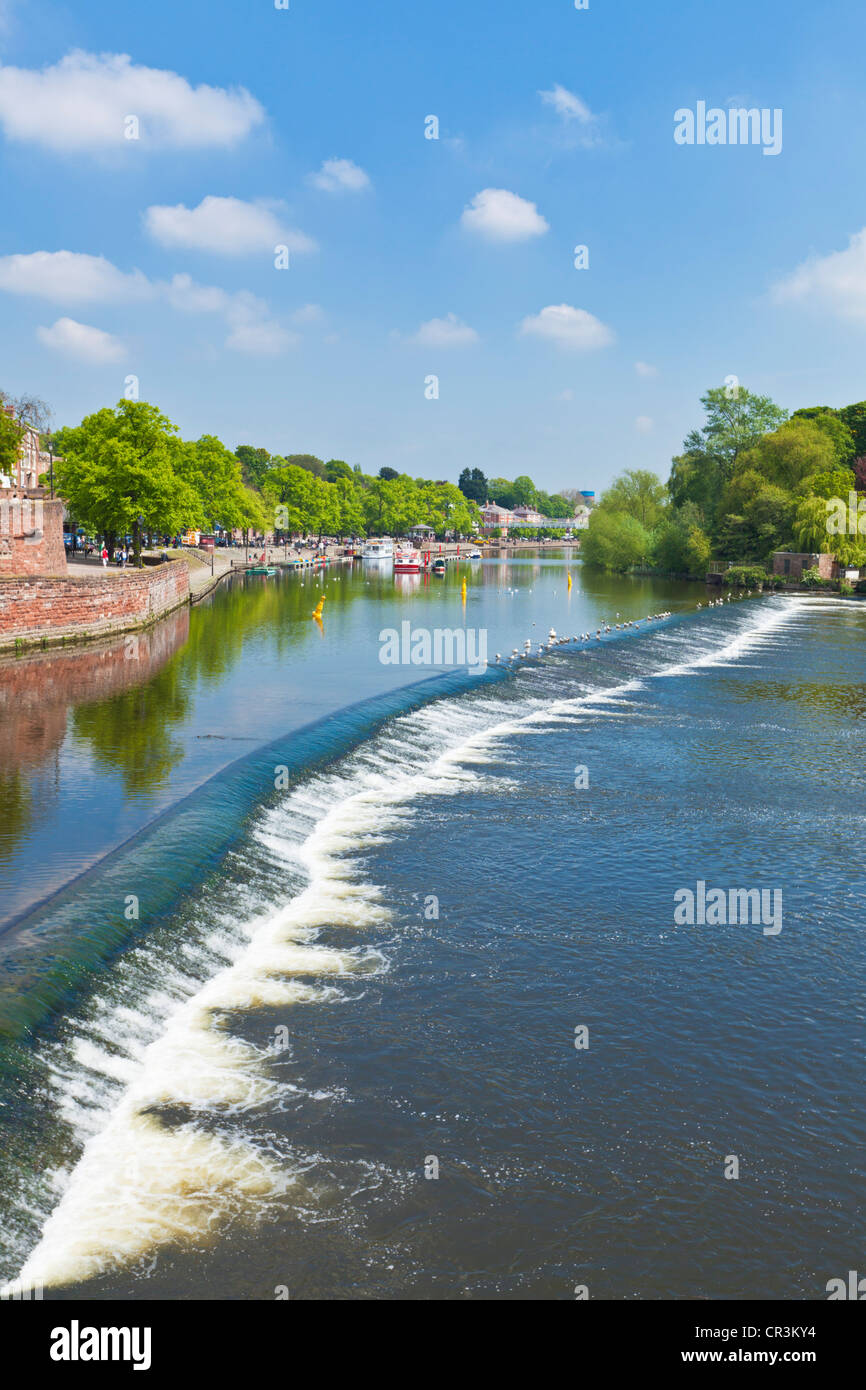 Chester Weir attraversando il fiume Dee a Chester Cheshire England Regno Unito GB EU Europe Foto Stock