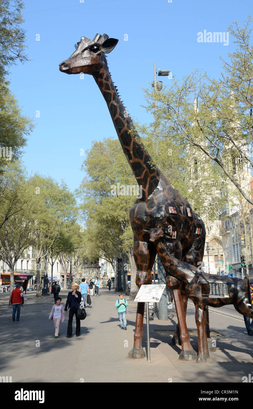 Giraffa gigante o giraffe, Adulti e giovani, sculture di strada e pedoni su la Canebière Marsiglia o Provenza Francia Foto Stock