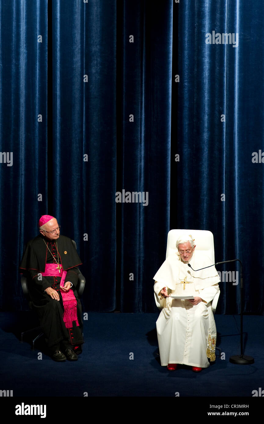 Visita di Papa Benedetto XVI il 25 settembre 2011, il parlato a Freiburg Concert Hall, insieme a Robert Zollitsch, il Foto Stock