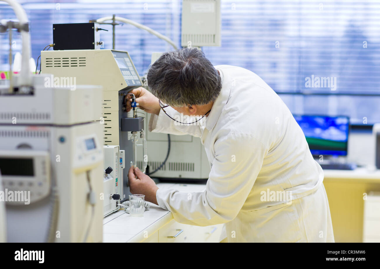 Chimico in laboratorio di cromatografia Foto Stock