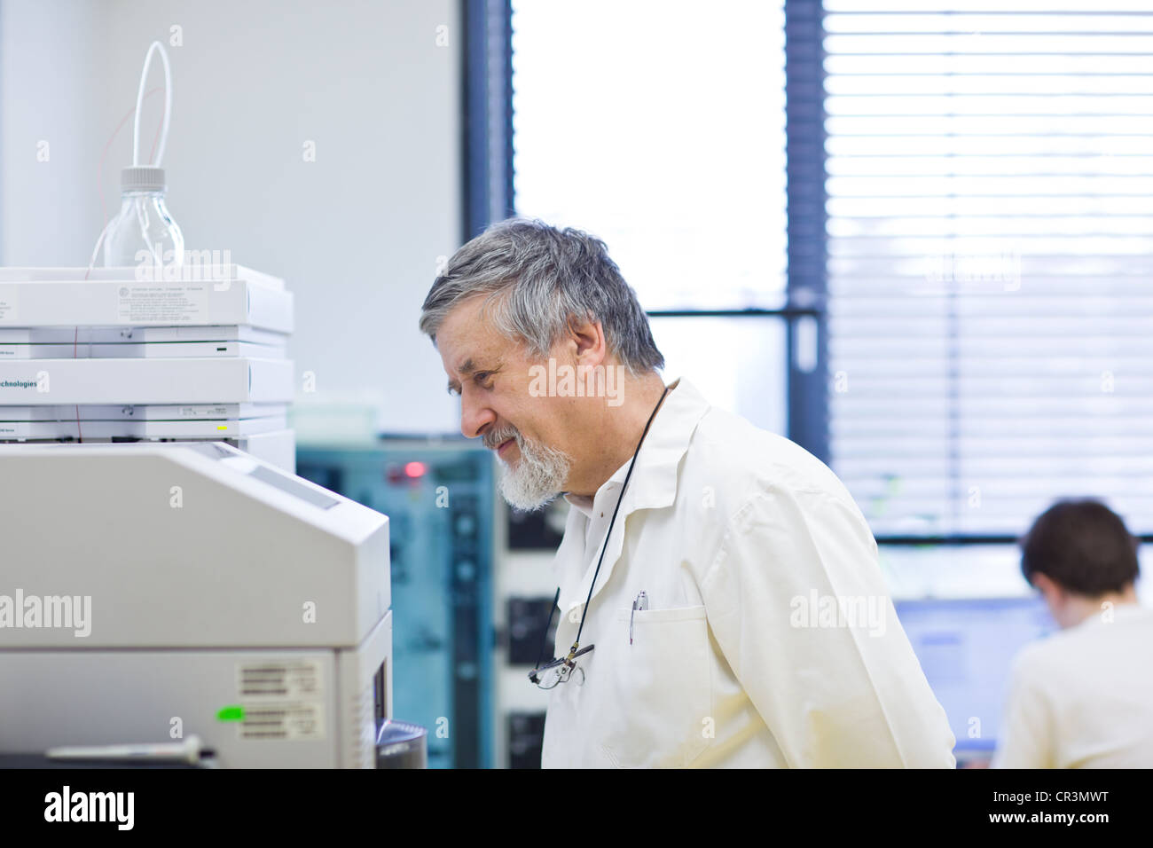 Maschio senior researcher di effettuare attività di ricerca scientifica in un laboratorio (SHALLOW DOF; dai toni di colore immagine) Foto Stock