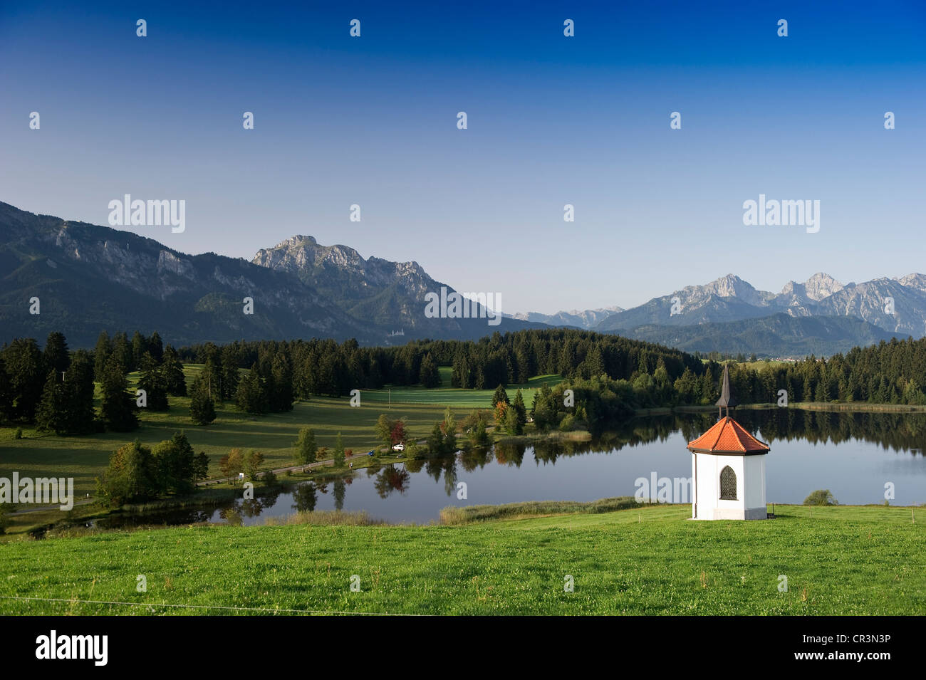 Hegratsrieder Kapelle cappella e lago Hegratsrieder vedere vicino a Füssen, Allgaeu regione Baviera, Germania, Europa Foto Stock