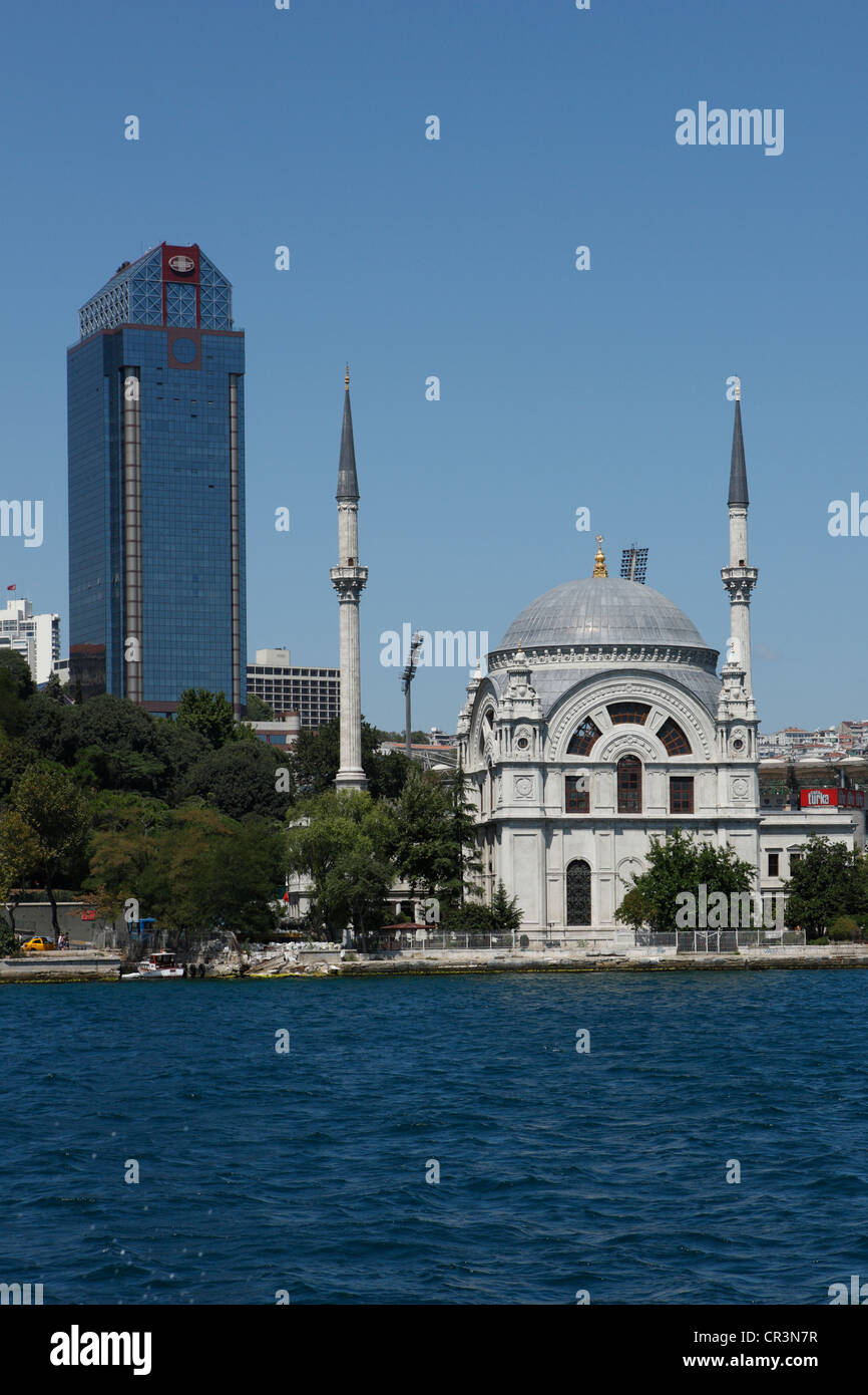 Turchia, Istanbul, centro storico Patrimonio Mondiale dell'UNESCO, la Moschea di Dolmabahce e Ritz-Carlton Hotel sulle rive del Bosforo Foto Stock