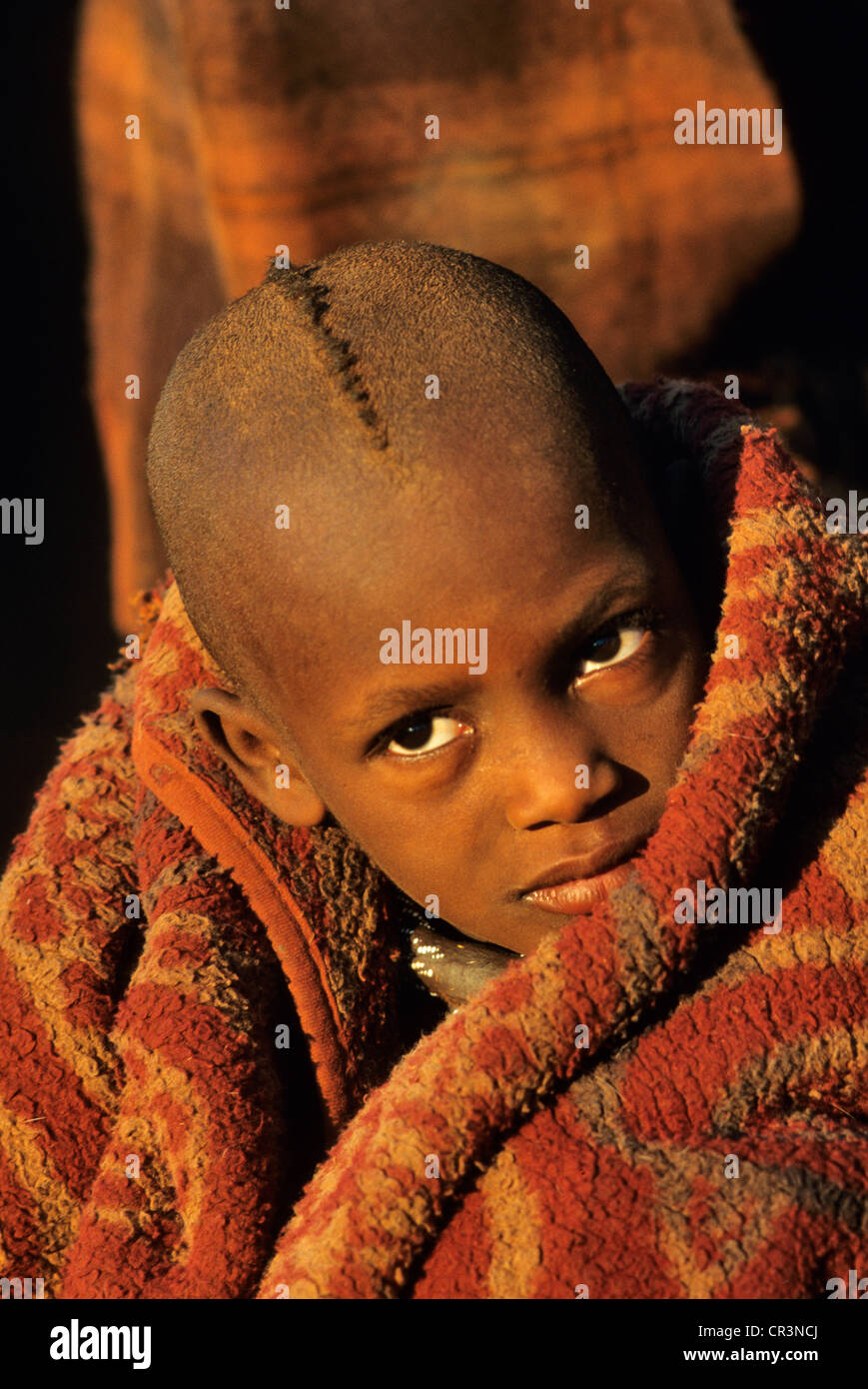 La Namibia, Regione di Kunene, Kaokoland, ritratto di Himba bambino Foto Stock