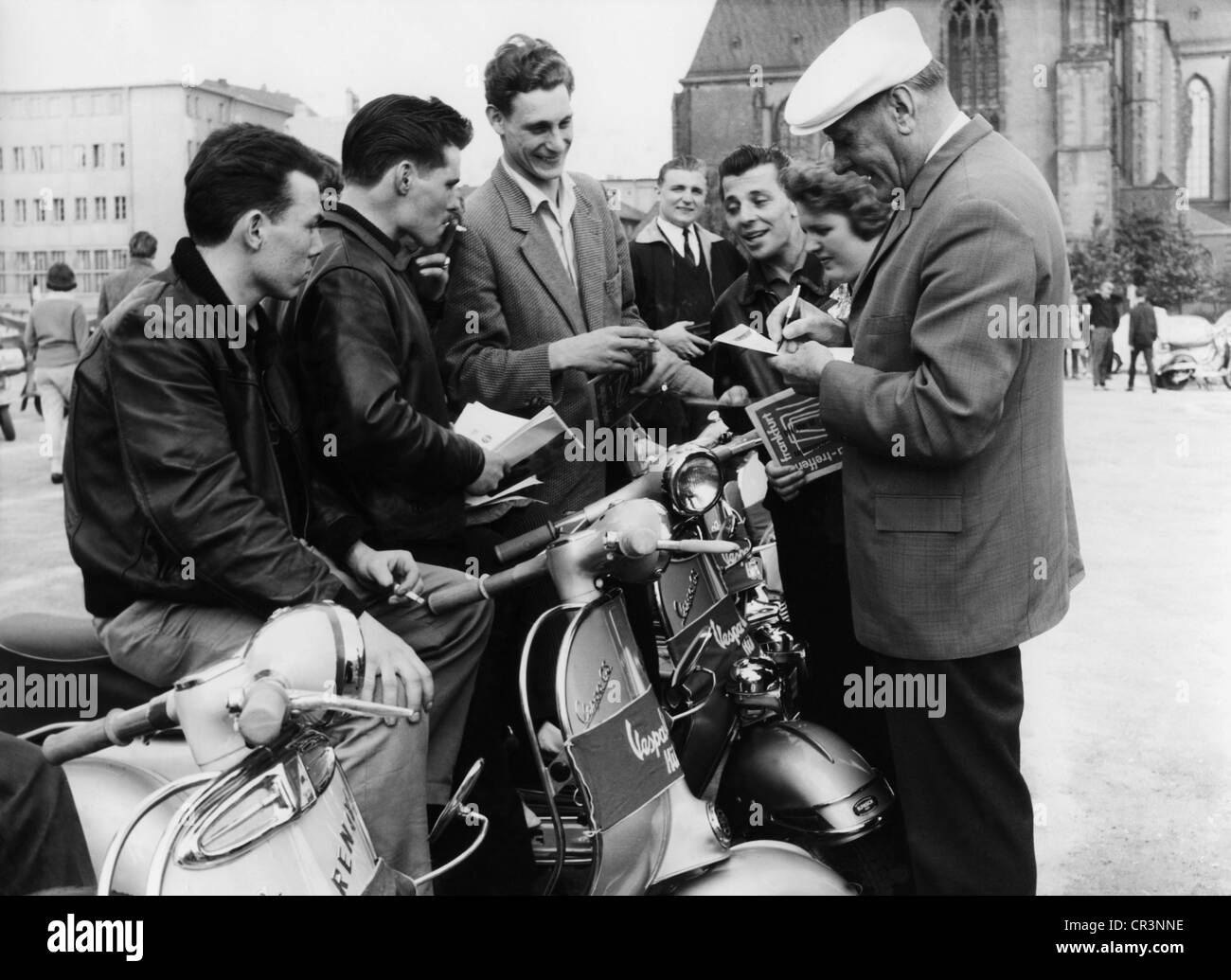 Bloccato, Hans, 27.12.1900 - 8.2.1978, atleta tedesco (auto da corsa), a metà lunghezza, con fan People, Vespa Meeting, Francoforte sul meno, Germania, 28.5.1960, Foto Stock