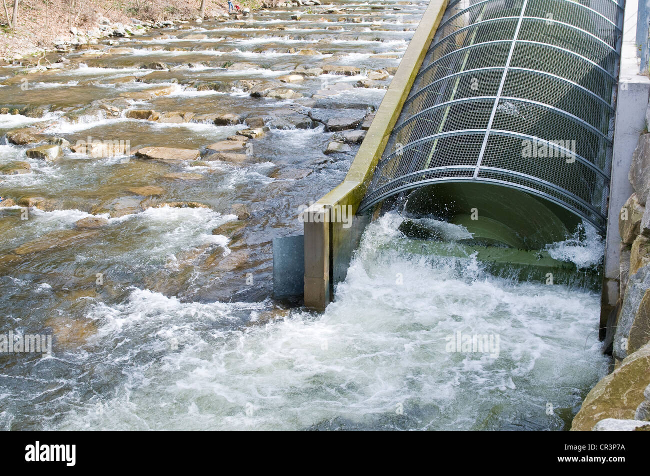 Centrale idroelettrica sul fiume Dreisam, Freiburg im Breisgau, Baden-Wuerttemberg, Germania, Europa Foto Stock