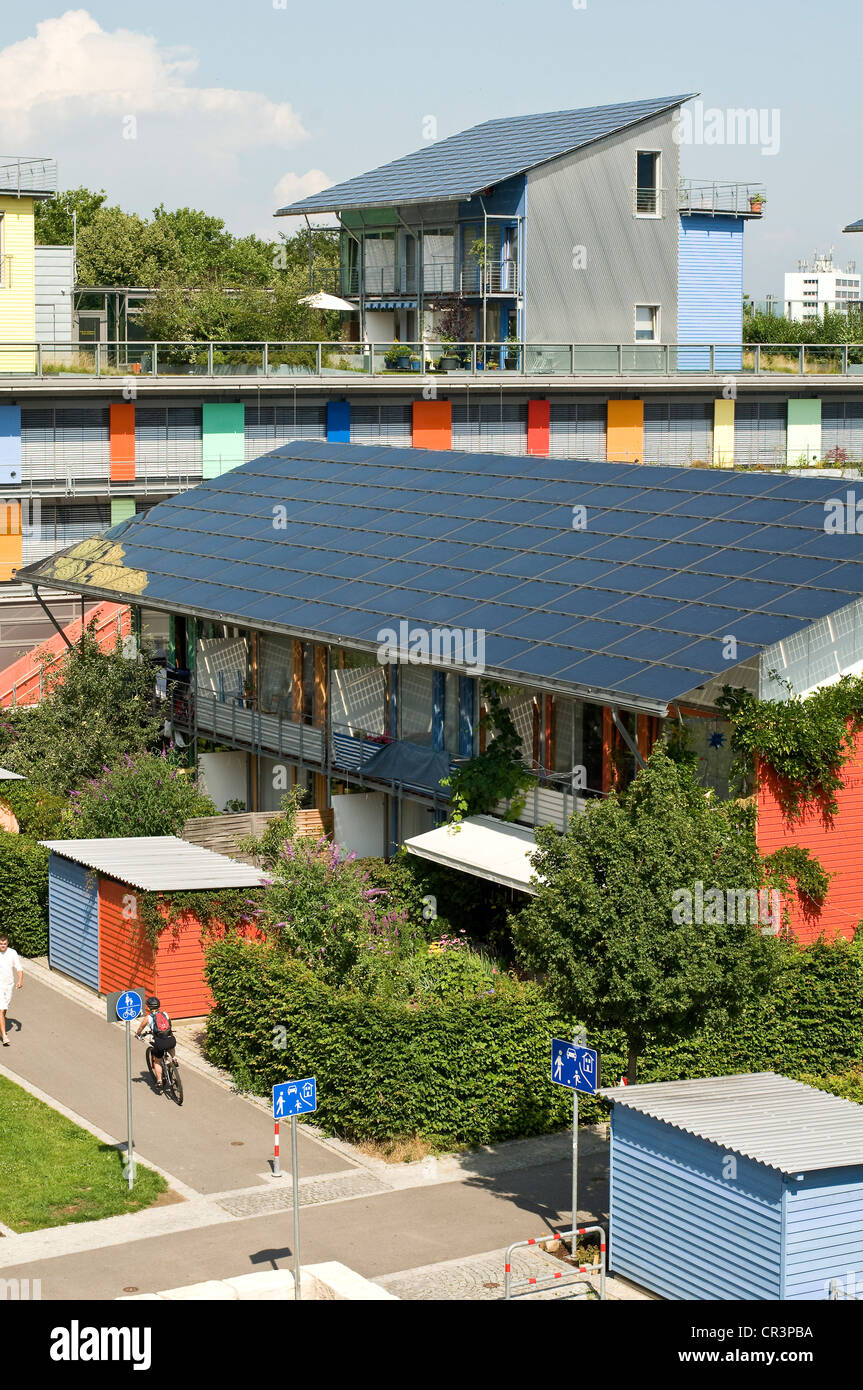 Energia solare di villaggio nel distretto di Vauban, Freiburg, Baden-Wuerttemberg, Germania, Europa Foto Stock