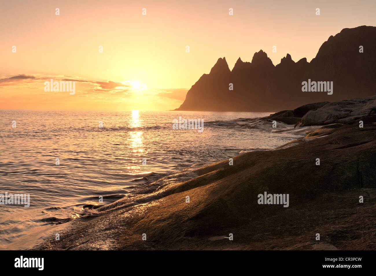 Il sole di mezzanotte, Okstindan, Senja, Norvegia, Scandinavia, Europa Foto Stock