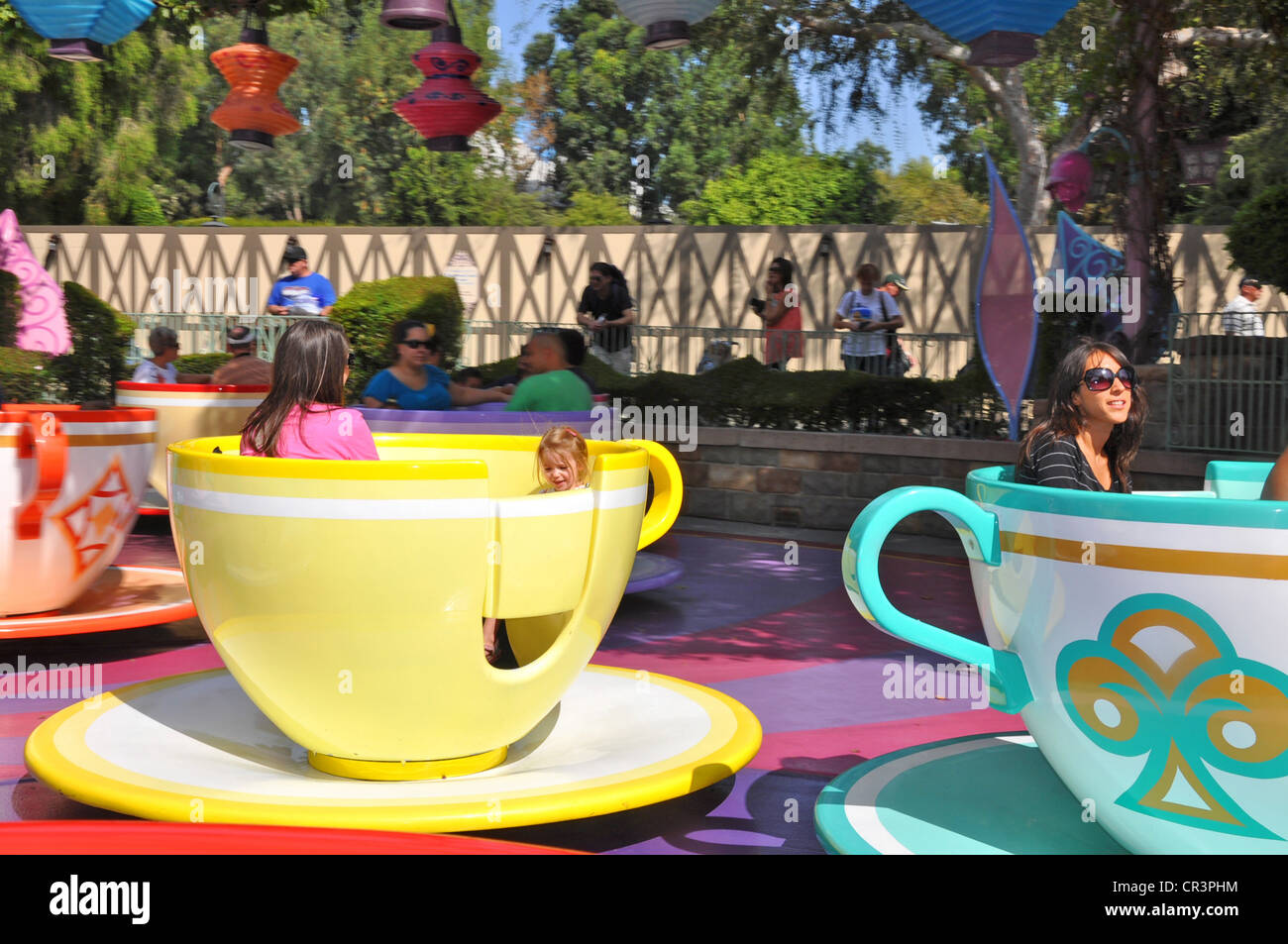 Le famiglie aventi divertimento su Disneyland di tazze di tè e piattini  attrazione di Fantasyland Foto stock - Alamy