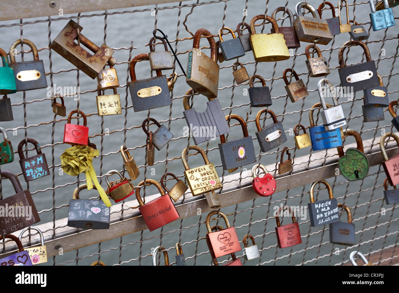In Europa orientale la Polonia Cracovia lucchetti come dichiarazioni di amore su Bernatek ponte pedonale oltre il fiume Vistola Foto Stock