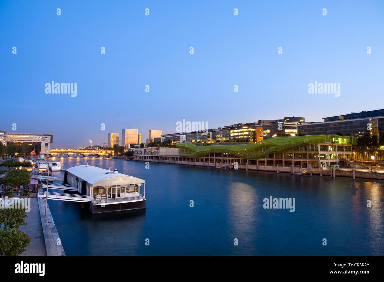 Francia, Parigi, Quai d'Austerlitz, Cite de la Mode et du Design, edifici industriali degli ex magazzini Generaux rinnovato Foto Stock