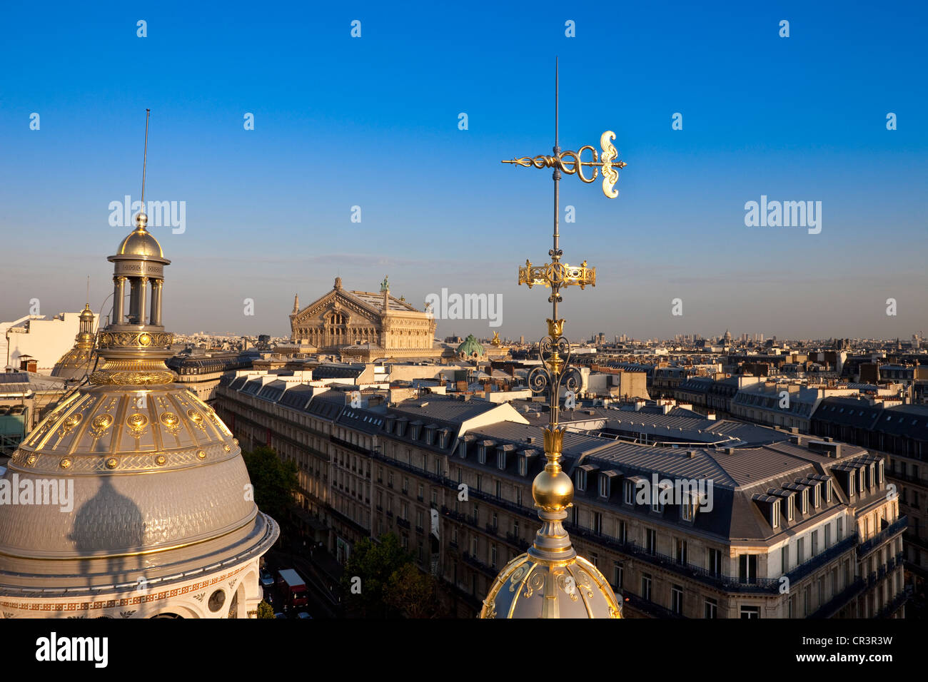 Francia, Parigi, cupola dorata del dipartimento store Le Printemps (rinnovato nel 2009) e l'Opera Garnier Foto Stock