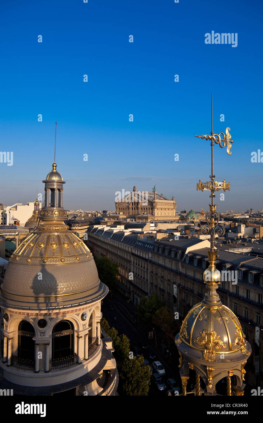 Francia, Parigi, cupola dorata del dipartimento store Le Printemps (rinnovato nel 2009) e l'Opera Garnier Foto Stock