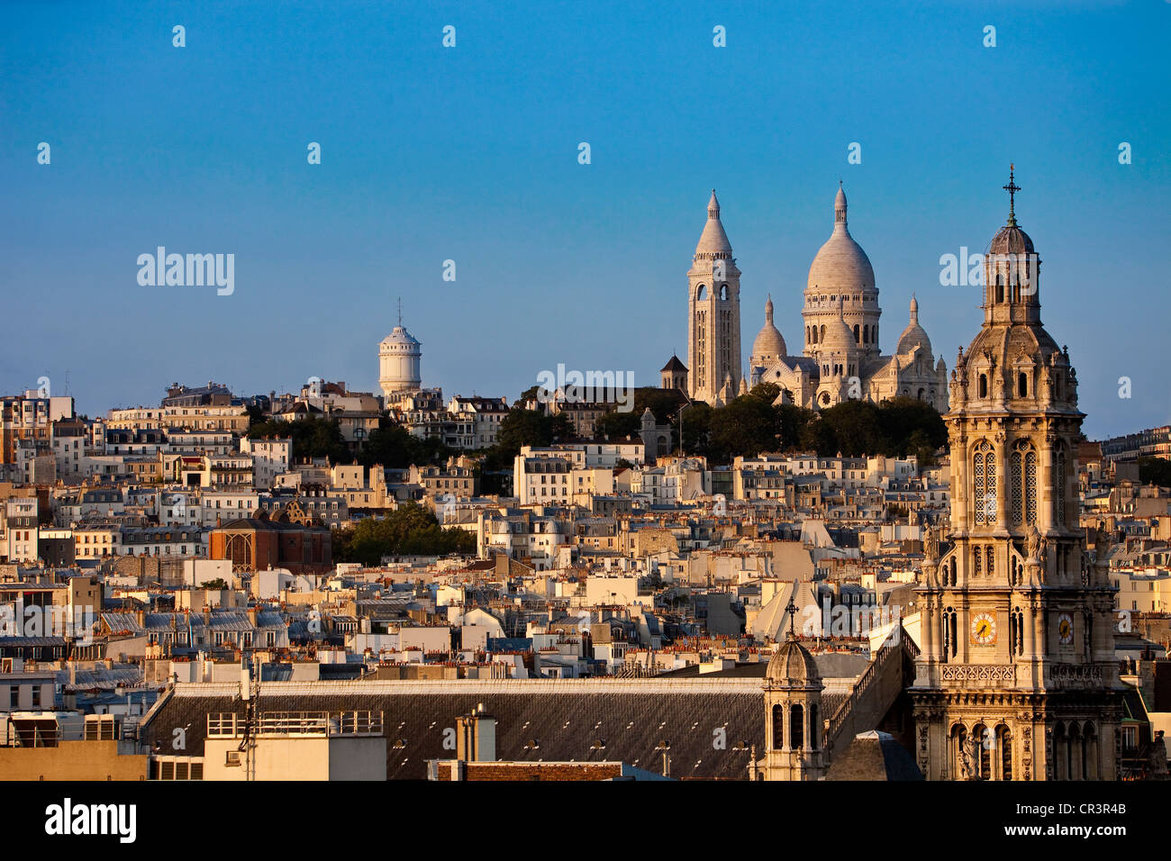 Francia, Parigi, quartiere di Montmartre, Basilique du Sacre Coeur (la Basilica del Sacro Cuore) e la Sainte Trinite (Santo Foto Stock