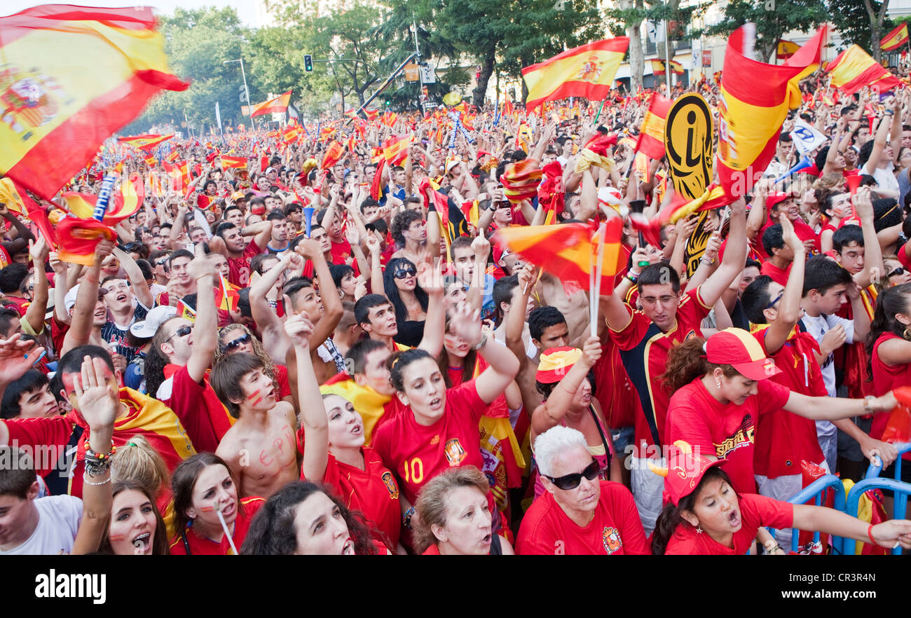 I tifosi spagnoli la raccolta per la visualizzazione la partita finale, la finale della Coppa del Mondo FIFA 2010, Madrid, Spagna, Europa Foto Stock