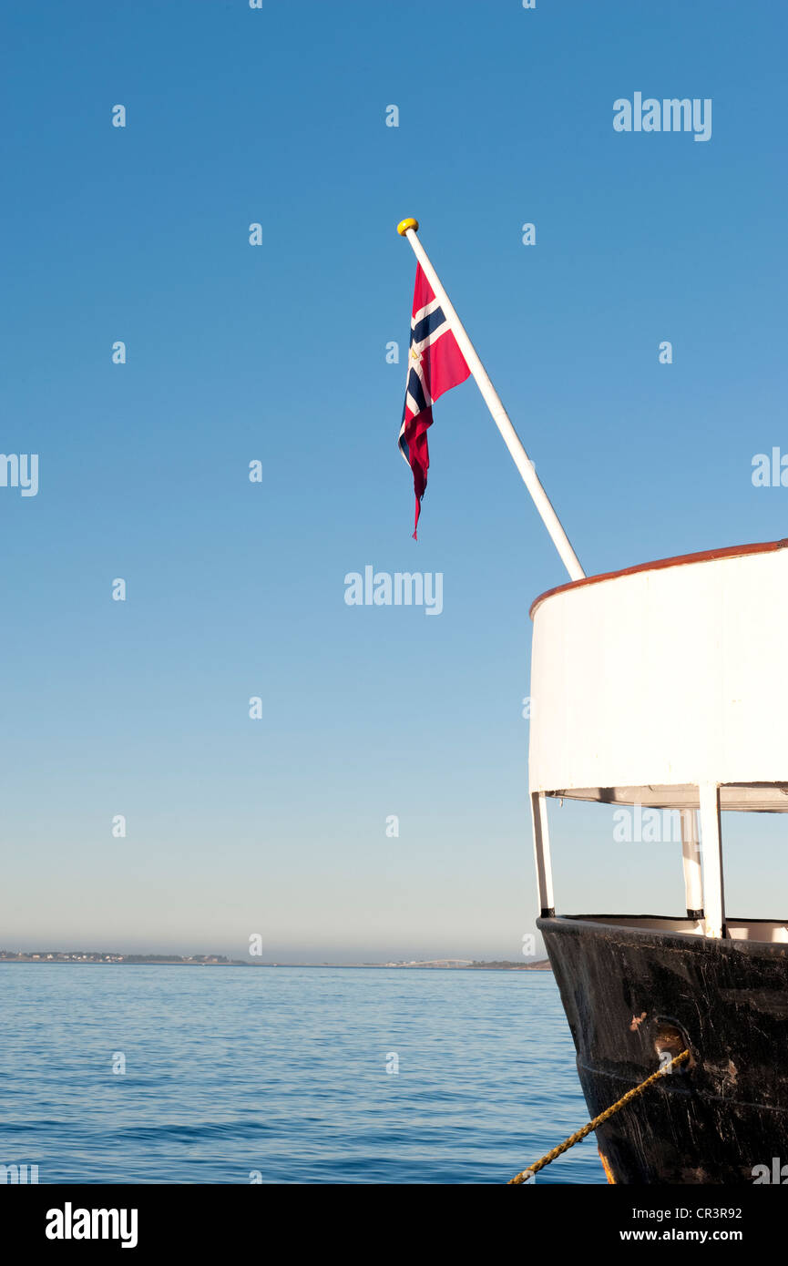 Nave Nordstjernen con bandiera norvegese, Hurtigruten, Norvegia, Scandinavia, Europa Foto Stock