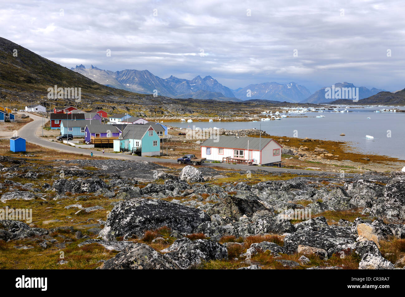 La Groenlandia, città di Nanortalik al fondo delle montagne Foto Stock