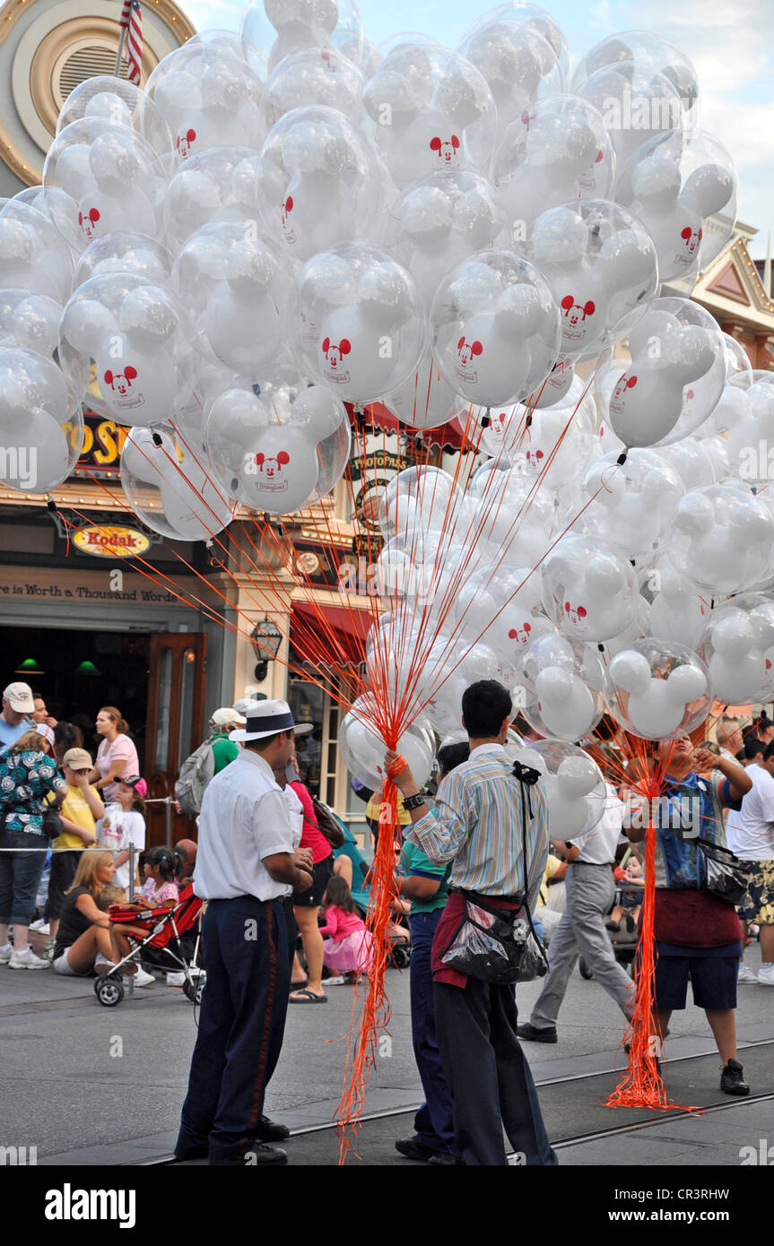 Magnifico display iconica Mickey Mouse bianco palloncini Elio offerti dai fornitori a Disneyland Park di Anaheim, California Foto Stock