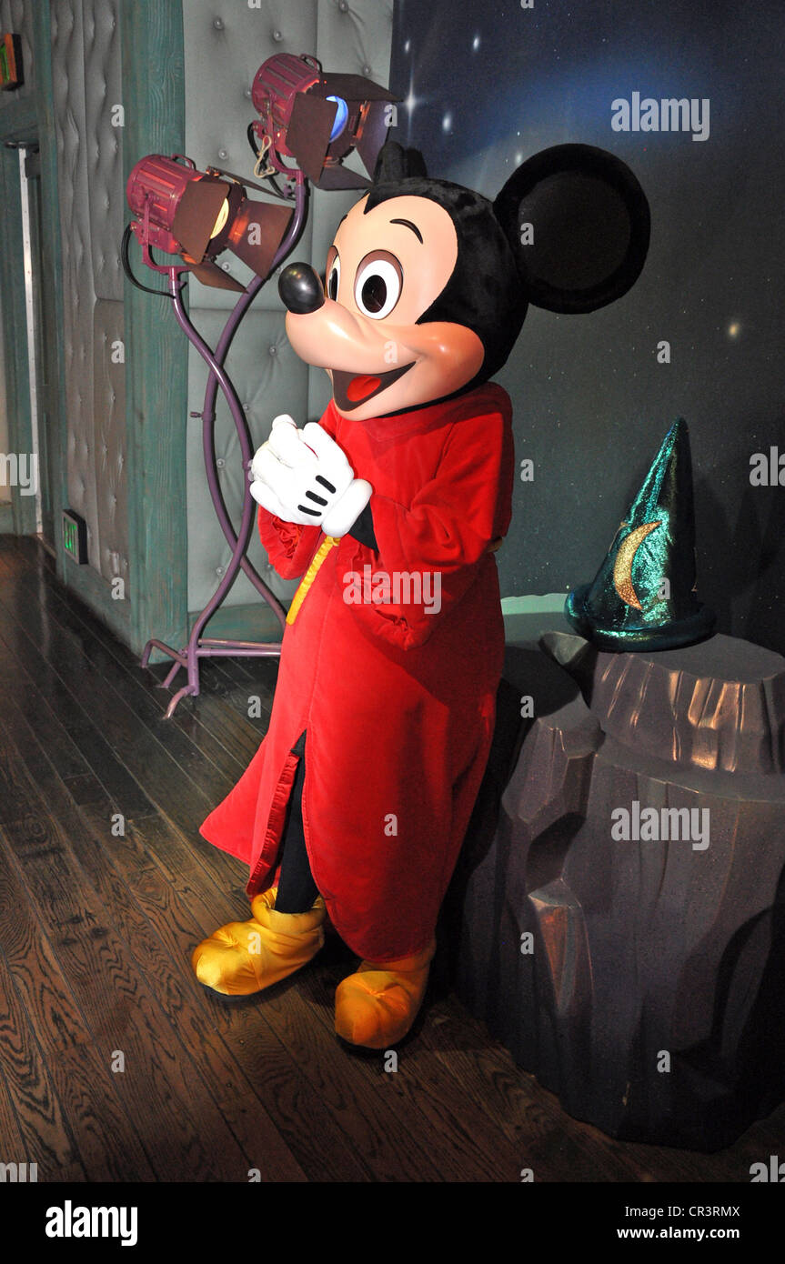 Mickey Mouse nel suo studio circa per salutare i suoi ospiti a Mickey's House at Disneyland, Anaheim, California Foto Stock