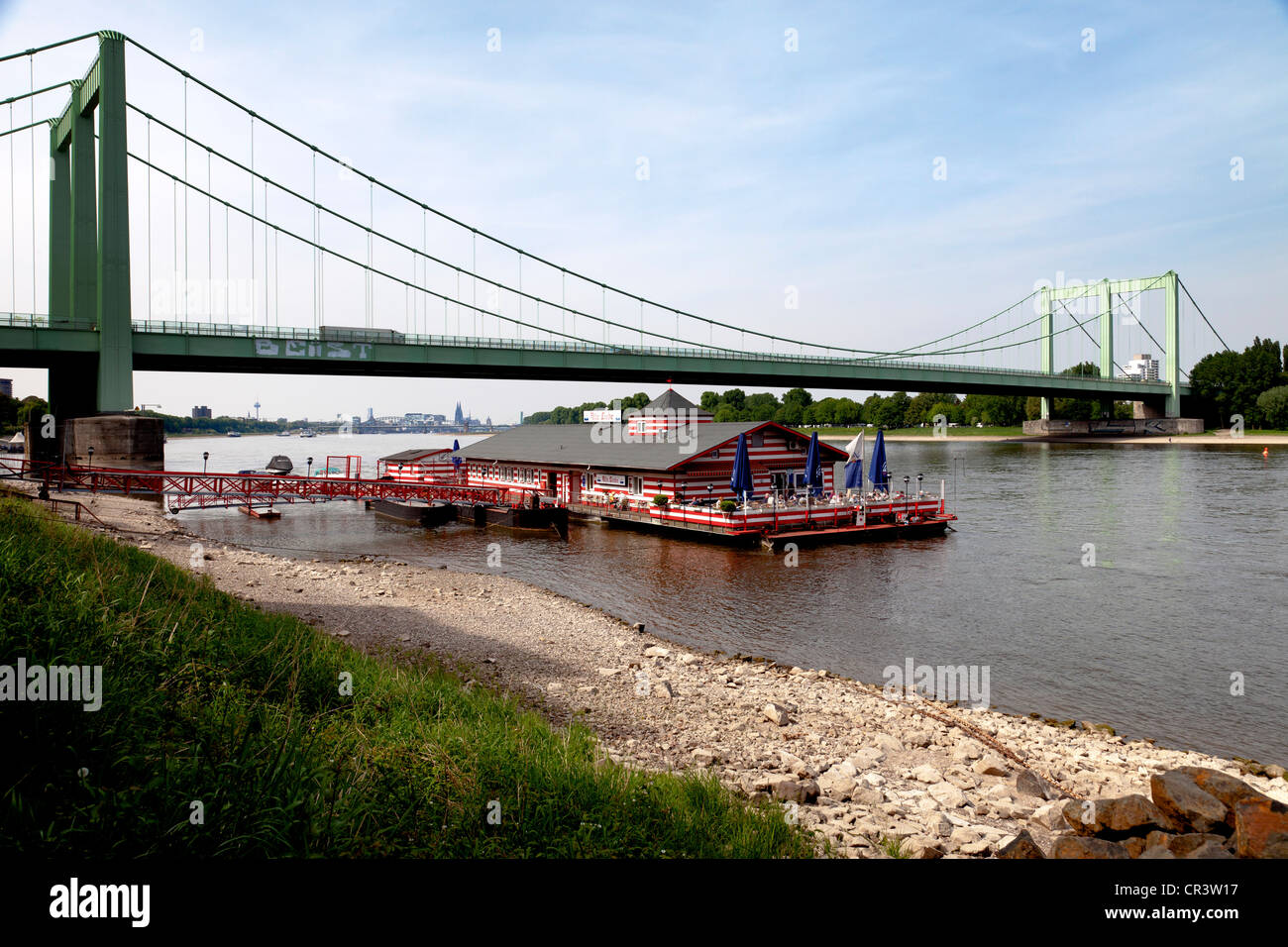 Il Boathouse Restaurant Alte Liebe di fronte al Rodenkirchener Autobahnbruecke, una strada di attraversamento del ponte sul fiume Reno Foto Stock