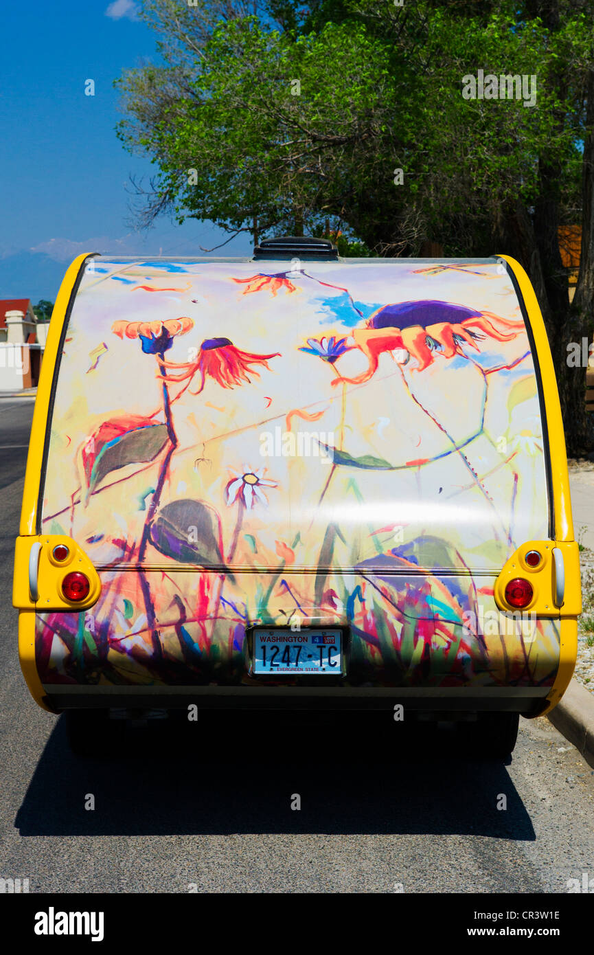 Illustrazione murale dipinto a mano su un piccolo veicolo per attività ricreative camper rimorchio Foto Stock